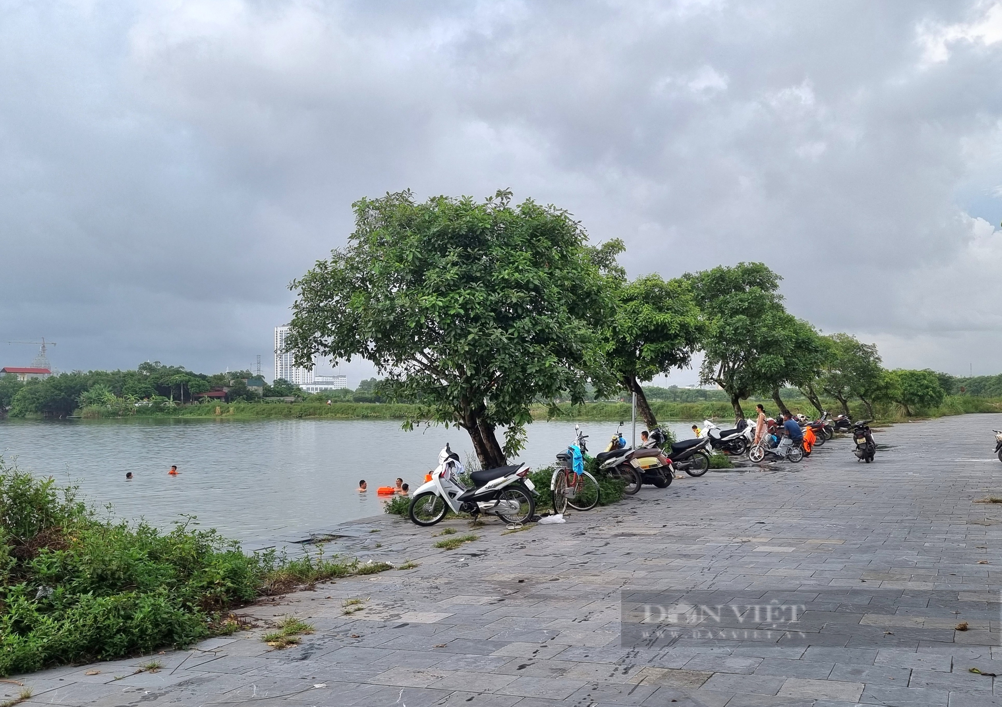 Ninh Bình: Hồ Núi Lớ cắm biển cấm, hàng chục người vẫn nhảy xuống tắm- Ảnh 8.