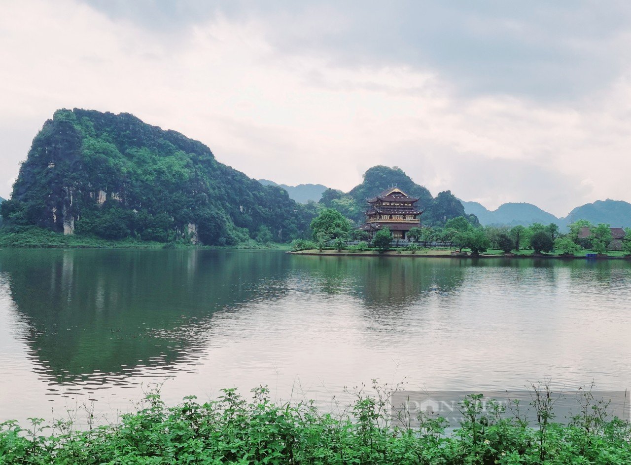 Ninh Bình: Hồ Núi Lớ cắm biển cấm, hàng chục người vẫn nhảy xuống tắm- Ảnh 9.