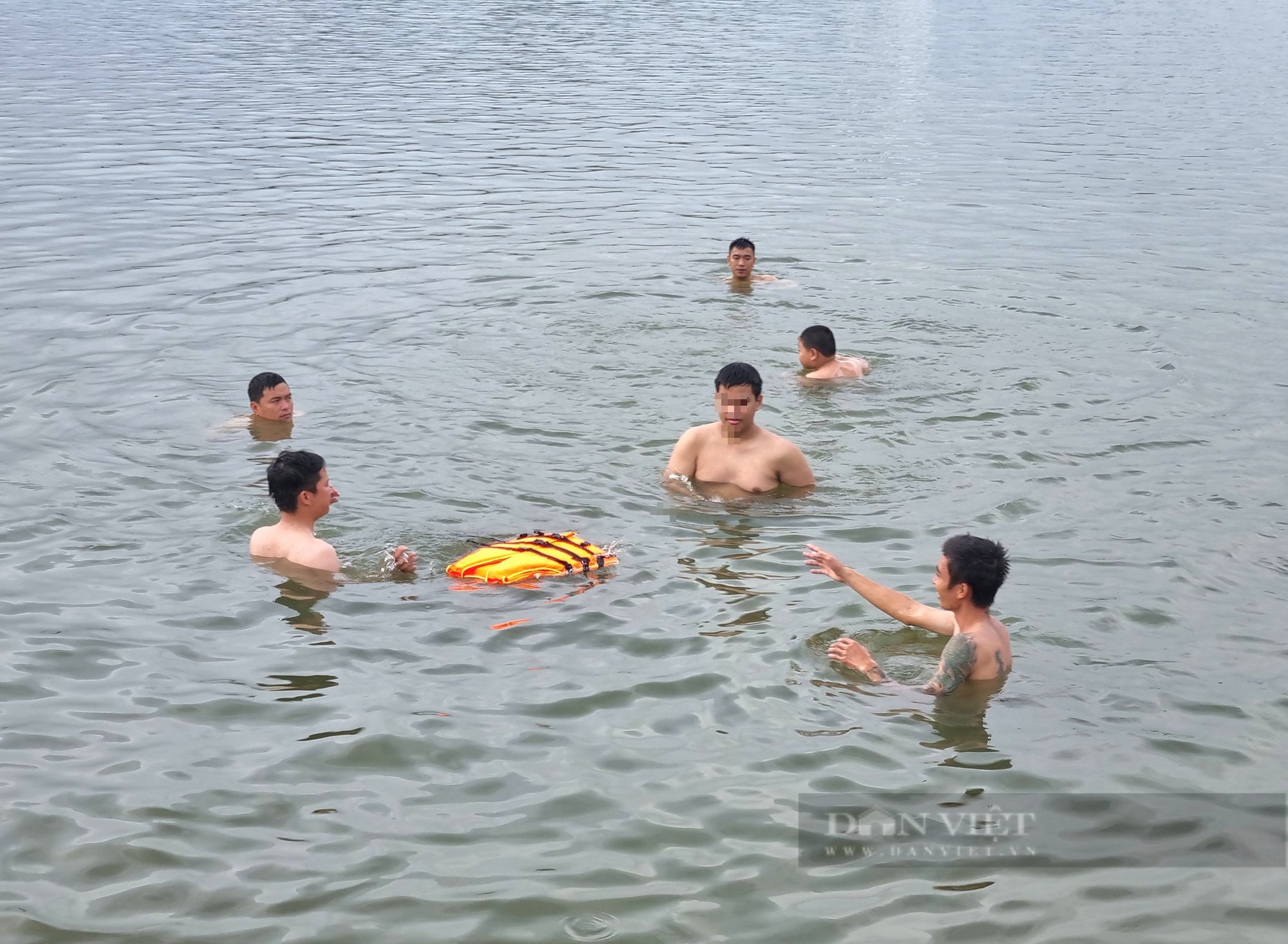 Ninh Bình: Hồ Núi Lớ cắm biển cấm, hàng chục người vẫn nhảy xuống tắm- Ảnh 2.