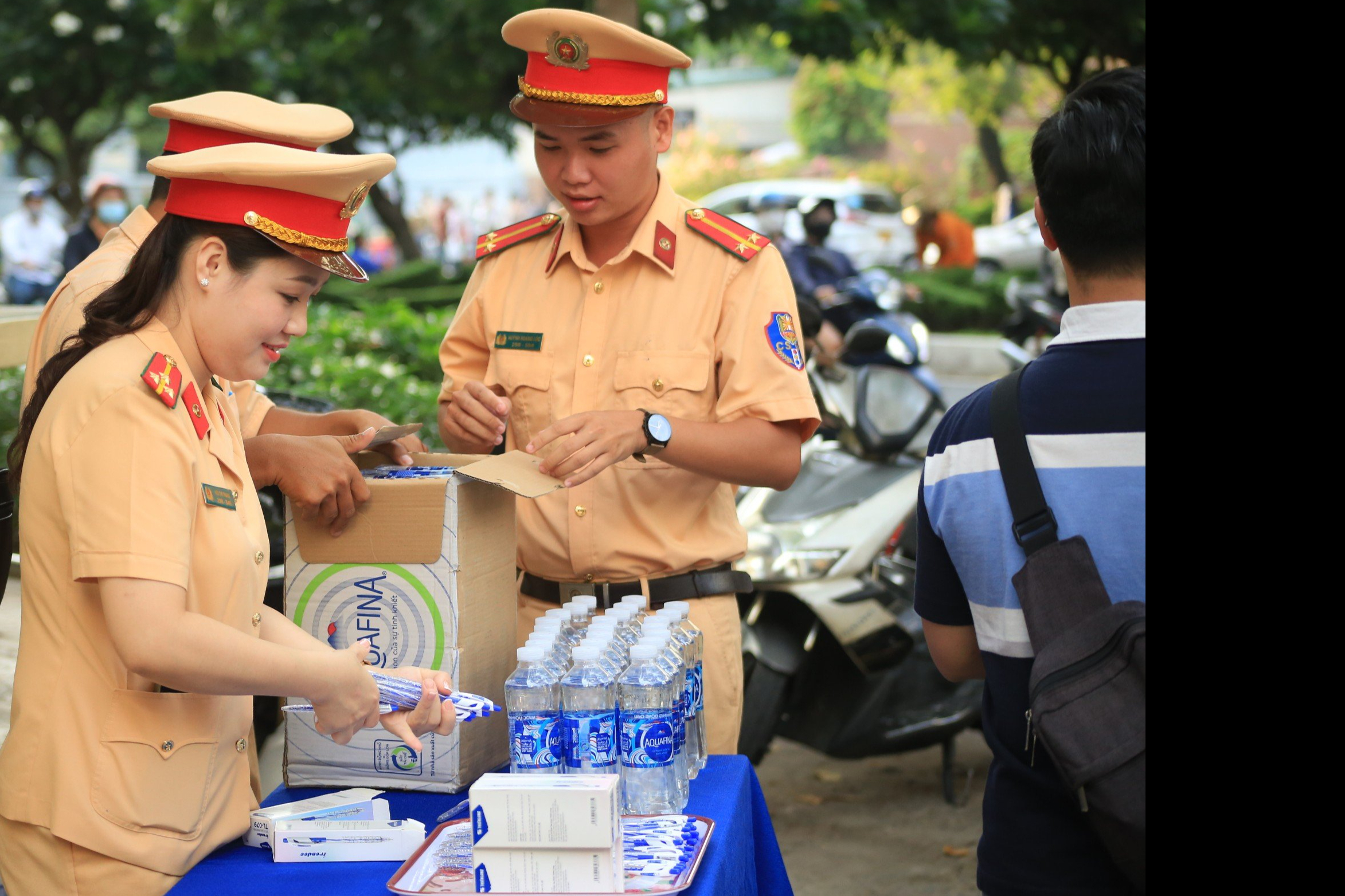 Một thí sinh quên giấy tờ được CSGT TP.HCM cấp tốc chở về nhà lấy giấy và trở lại điểm thi- Ảnh 3.