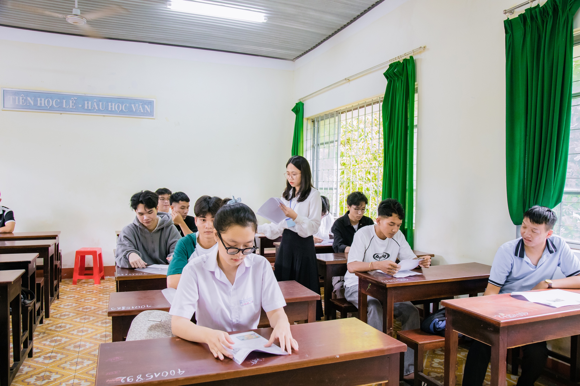 Điểm chuẩn "3 môn 5 điểm đậu lớp 10" vẫn không tuyển đủ học sinh, Sở GDĐT Đắk Lắk xin thêm hơn 1.000 chỉ tiêu- Ảnh 1.