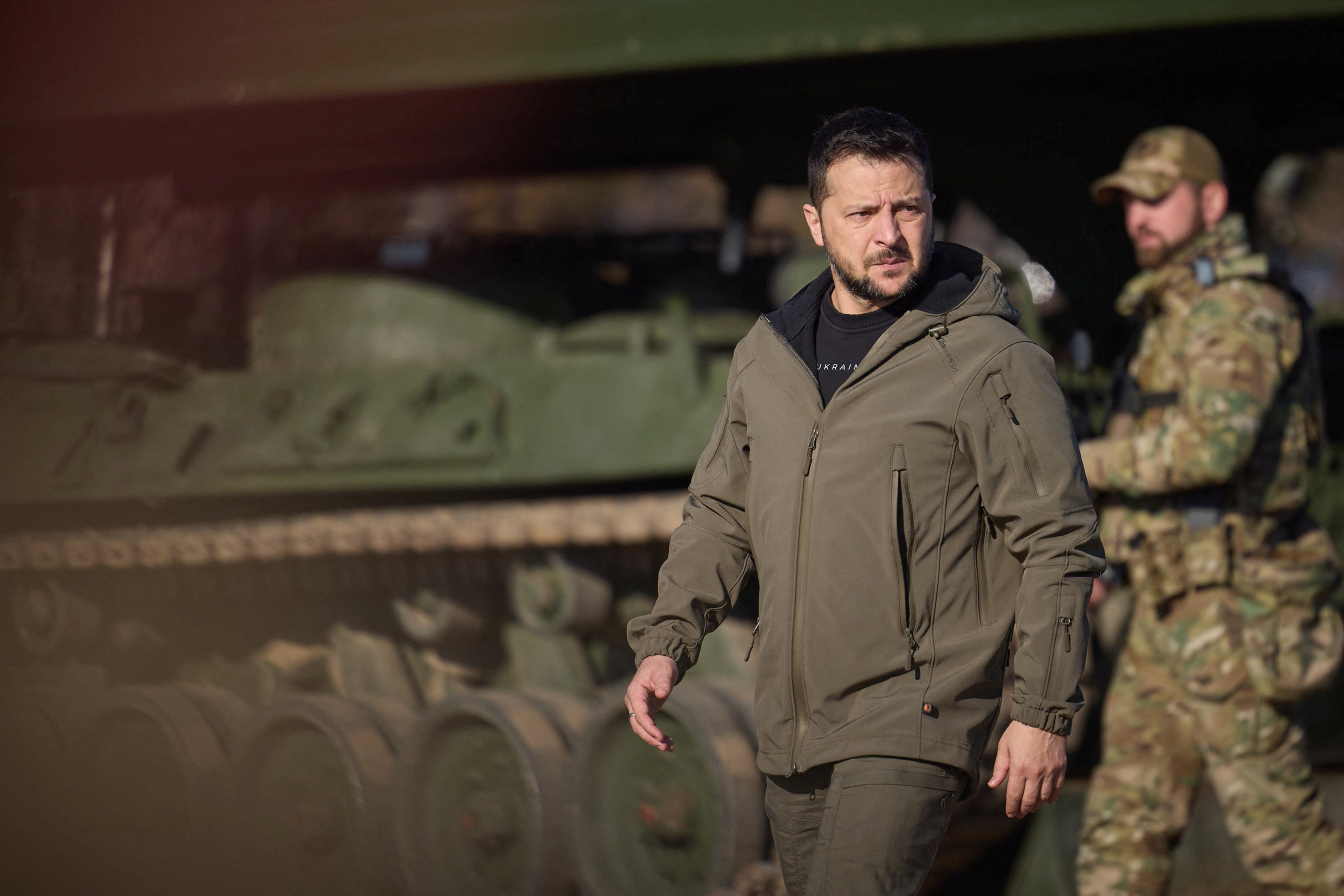 Tổng thống Zelensky bất ngờ thăm tiền tuyến Donetsk động viên binh sĩ giữa lúc Nga đẩy mạnh tấn công- Ảnh 1.
