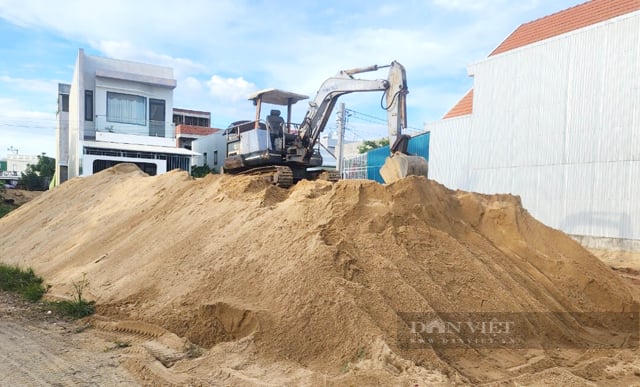 TX.Đức Phổ chỉ đạo kiểm tra khẩn những bãi cát trữ nằm nhầm vị trí trong khu dân cư- Ảnh 1. TX.Đức Phổ chỉ đạo kiểm tra khẩn những bãi cát trữ nằm nhầm vị trí trong khu dân cư- Ảnh 1.