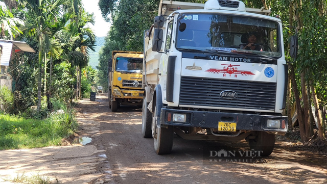 Huyện chỉ đạo “nóng” kiểm tra khai thác, vận chuyển đất tại mỏ Tân Lập tỉnh Quảng Ngãi- Ảnh 2.