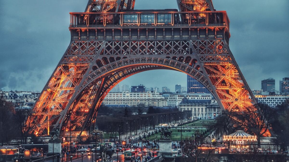Tháp Eiffel đang "vật lộn" để sống sót sau Covid-19- Ảnh 1.