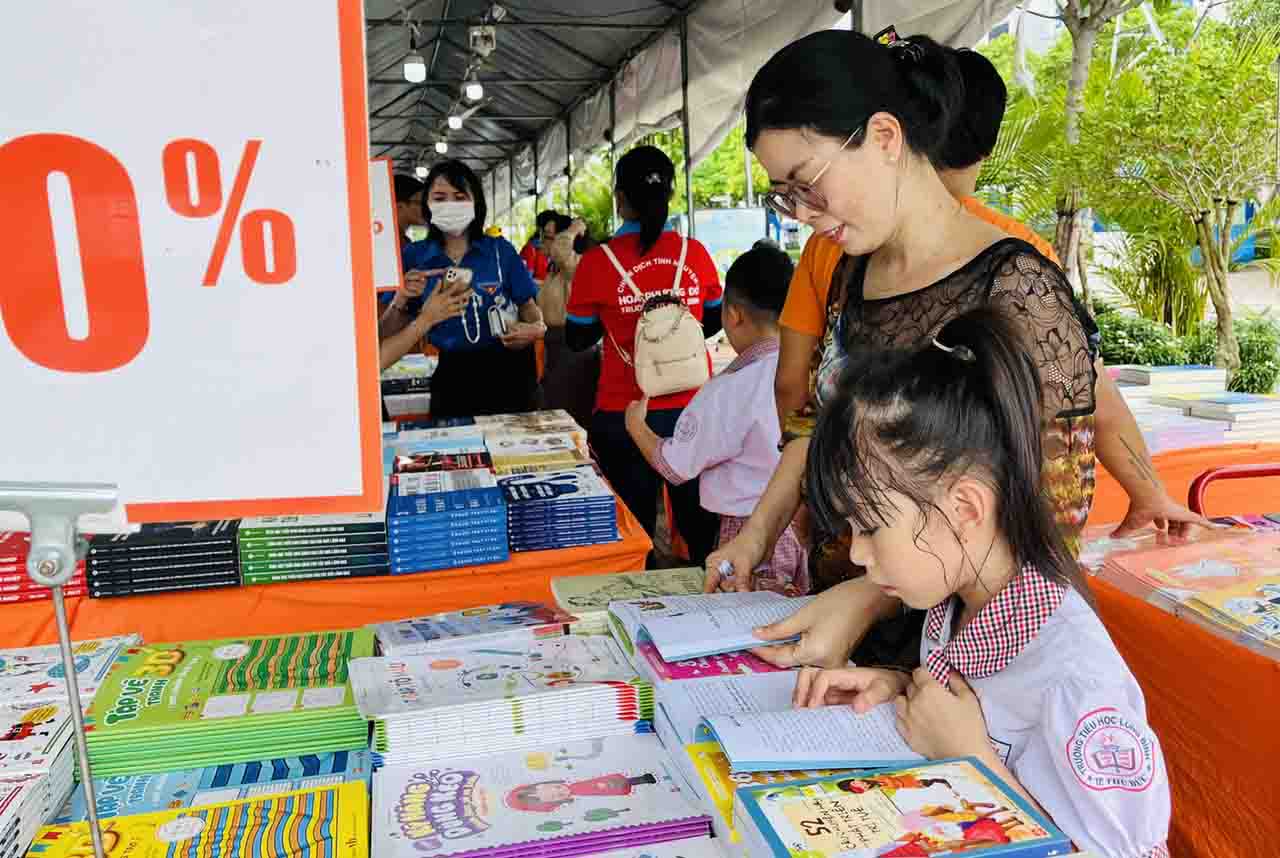 Phụ huynh đưa con em đến Đường sách bớt chơi máy tính, điện thoại        - Ảnh 2.