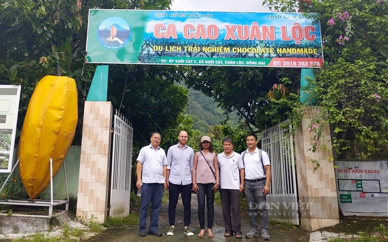 Ông Trương Văn Mỹ (thứ 2, phải sang) và các du khách tham quan mô hình du lịch sinh thái ở HTX Ca cao Suối Cát. Ảnh: N.V