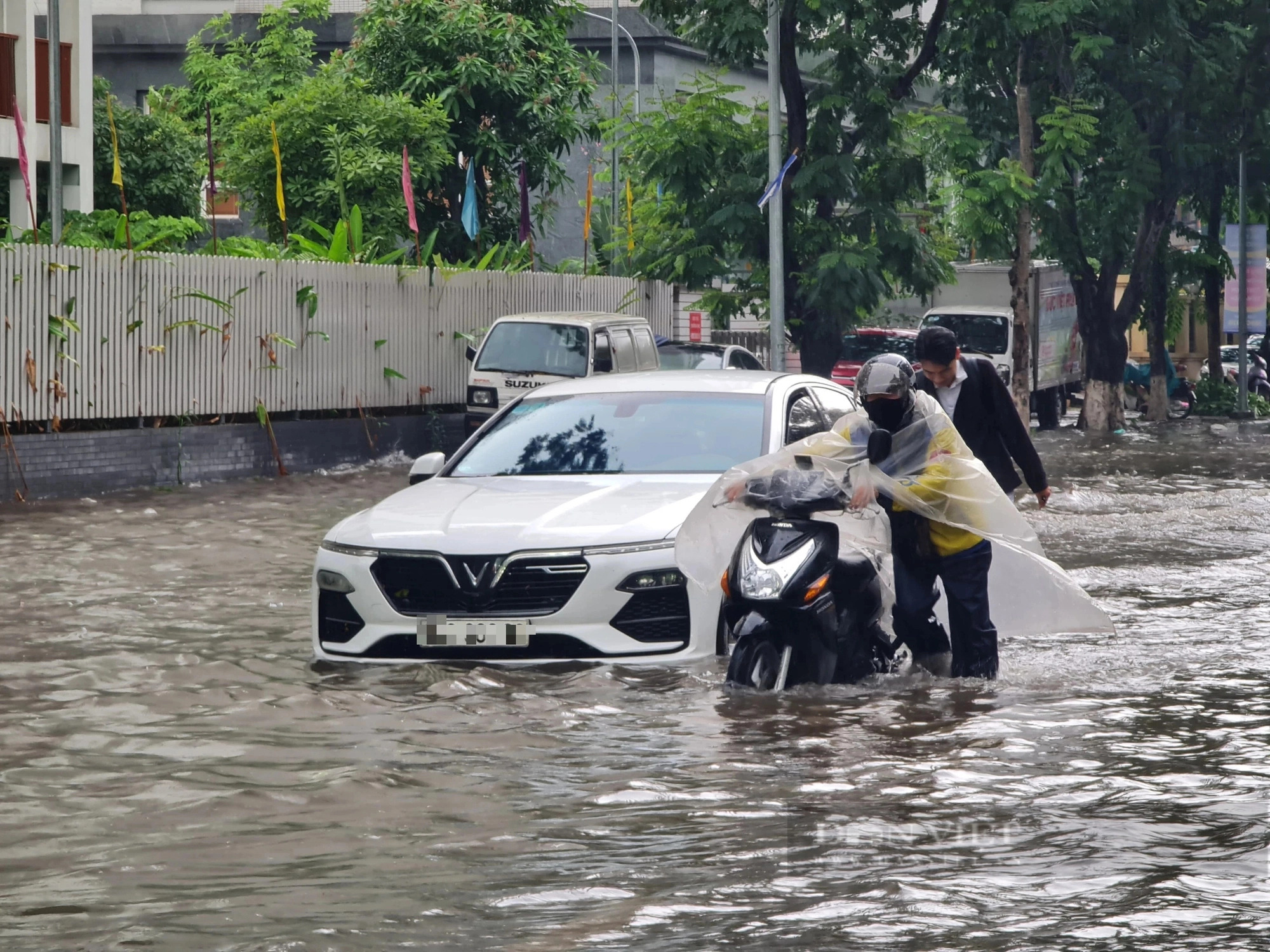 Công ty thoát nước nêu nguyên nhân nhiều tuyến phố Hà Nội ngập úng sáng 5/6- Ảnh 4.