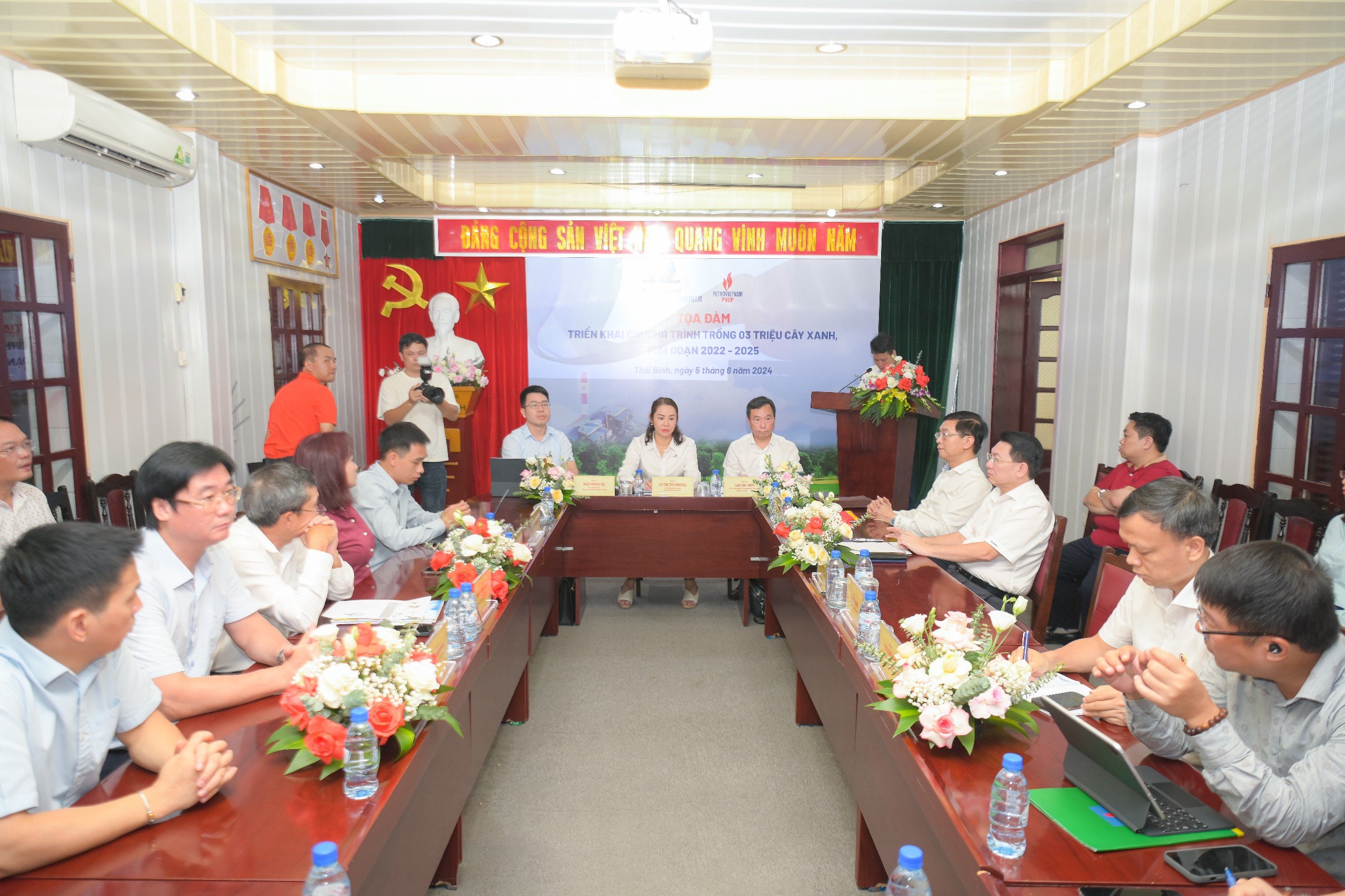 Petrovietnam: Trồng cây xanh là giải pháp quan trọng trong chuyển dịch năng lượng- Ảnh 1.