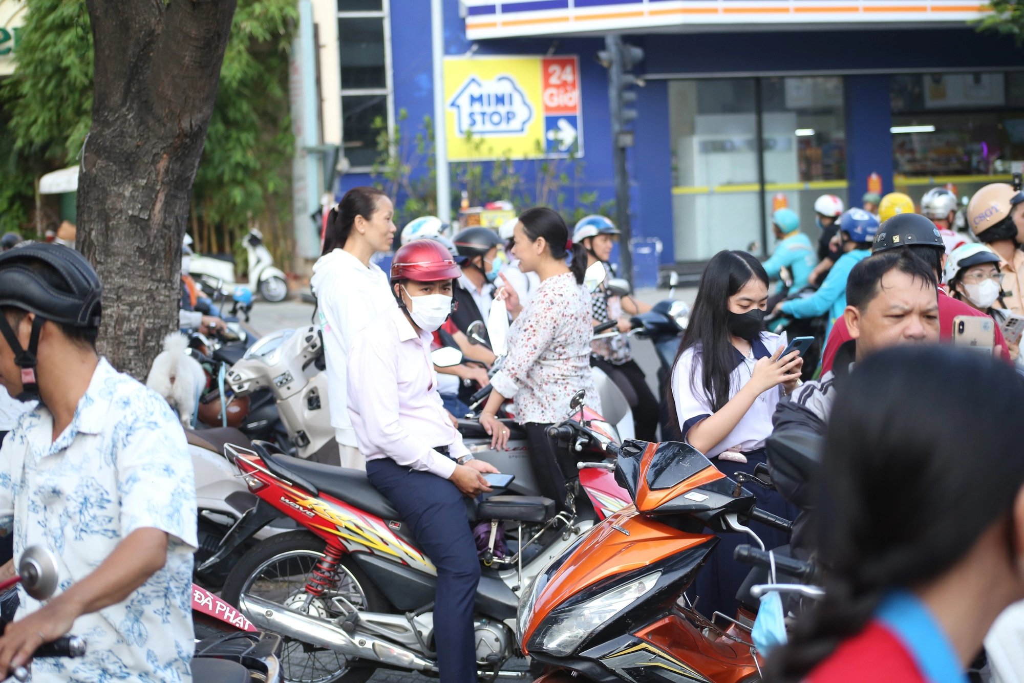 Hình ảnh thi tuyển sinh lớp 10 ở TP.HCM môn đầu tiên: Có trường hợp gặp tai nạn trên đường đi- Ảnh 1.