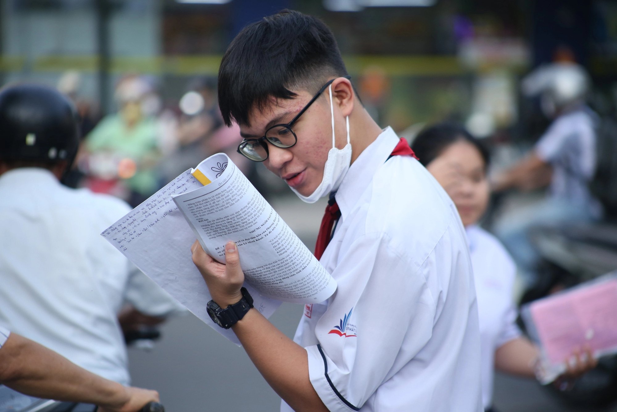 Hình ảnh thi tuyển sinh lớp 10 ở TP.HCM môn đầu tiên: Có trường hợp gặp tai nạn trên đường đi- Ảnh 2.