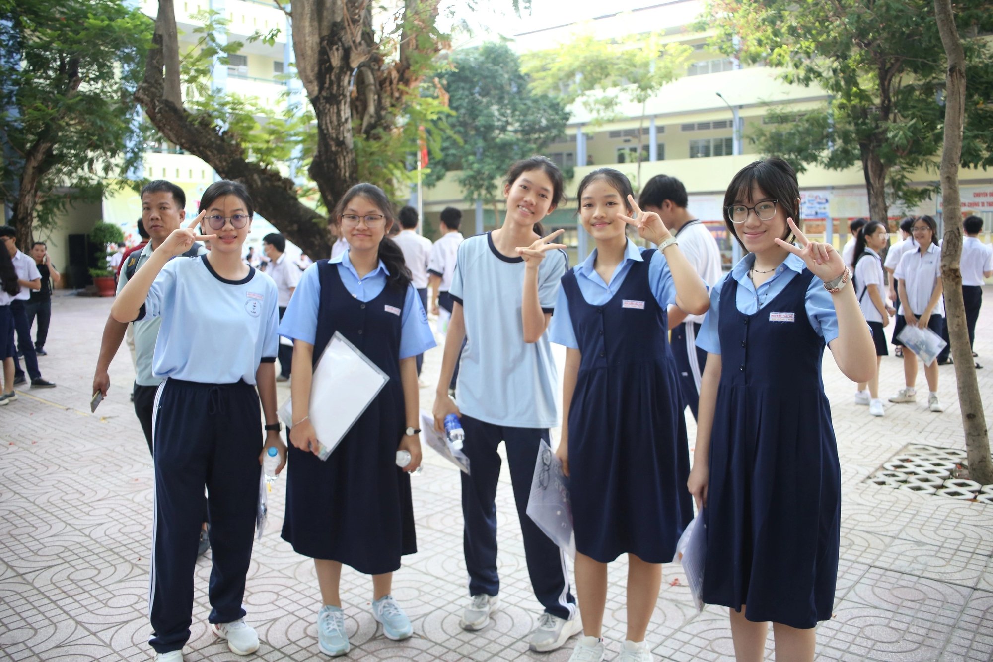 Hình ảnh thi tuyển sinh lớp 10 ở TP.HCM môn đầu tiên: Có trường hợp gặp tai nạn trên đường đi- Ảnh 6.