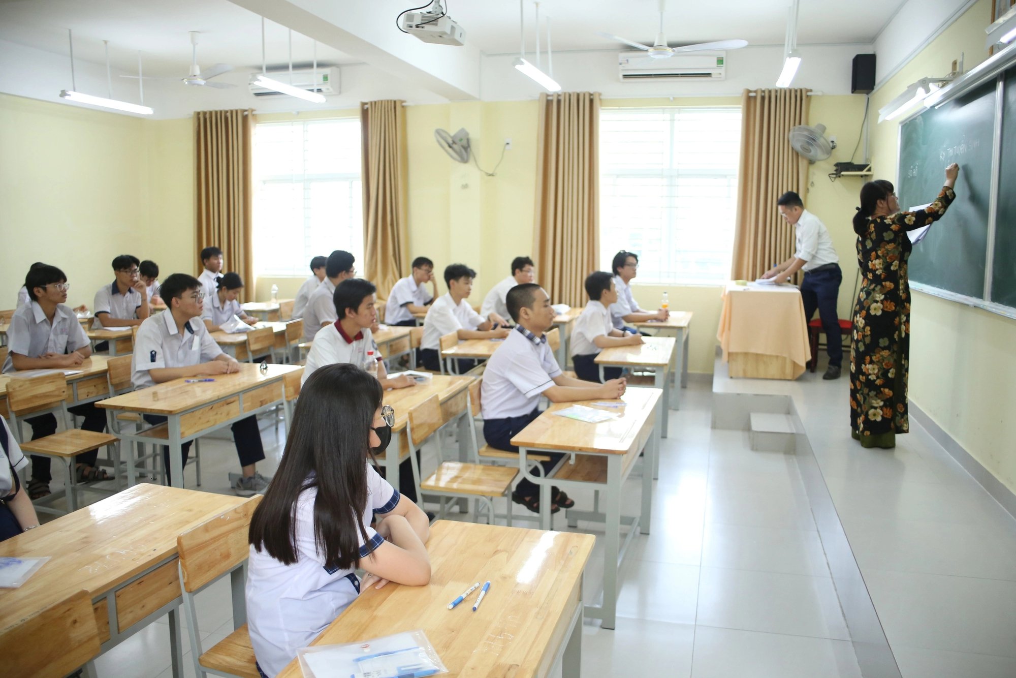 Hình ảnh thi tuyển sinh lớp 10 ở TP.HCM môn đầu tiên: Có trường hợp gặp tai nạn trên đường đi- Ảnh 7.