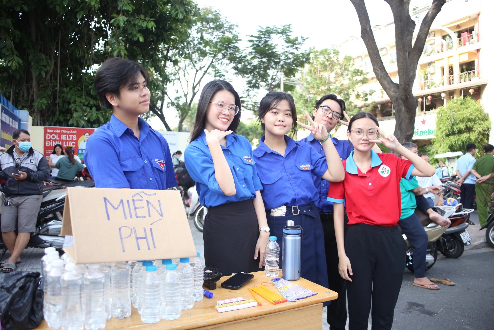 Hình ảnh thi tuyển sinh lớp 10 ở TP.HCM môn đầu tiên: Có trường hợp gặp tai nạn trên đường đi- Ảnh 8.