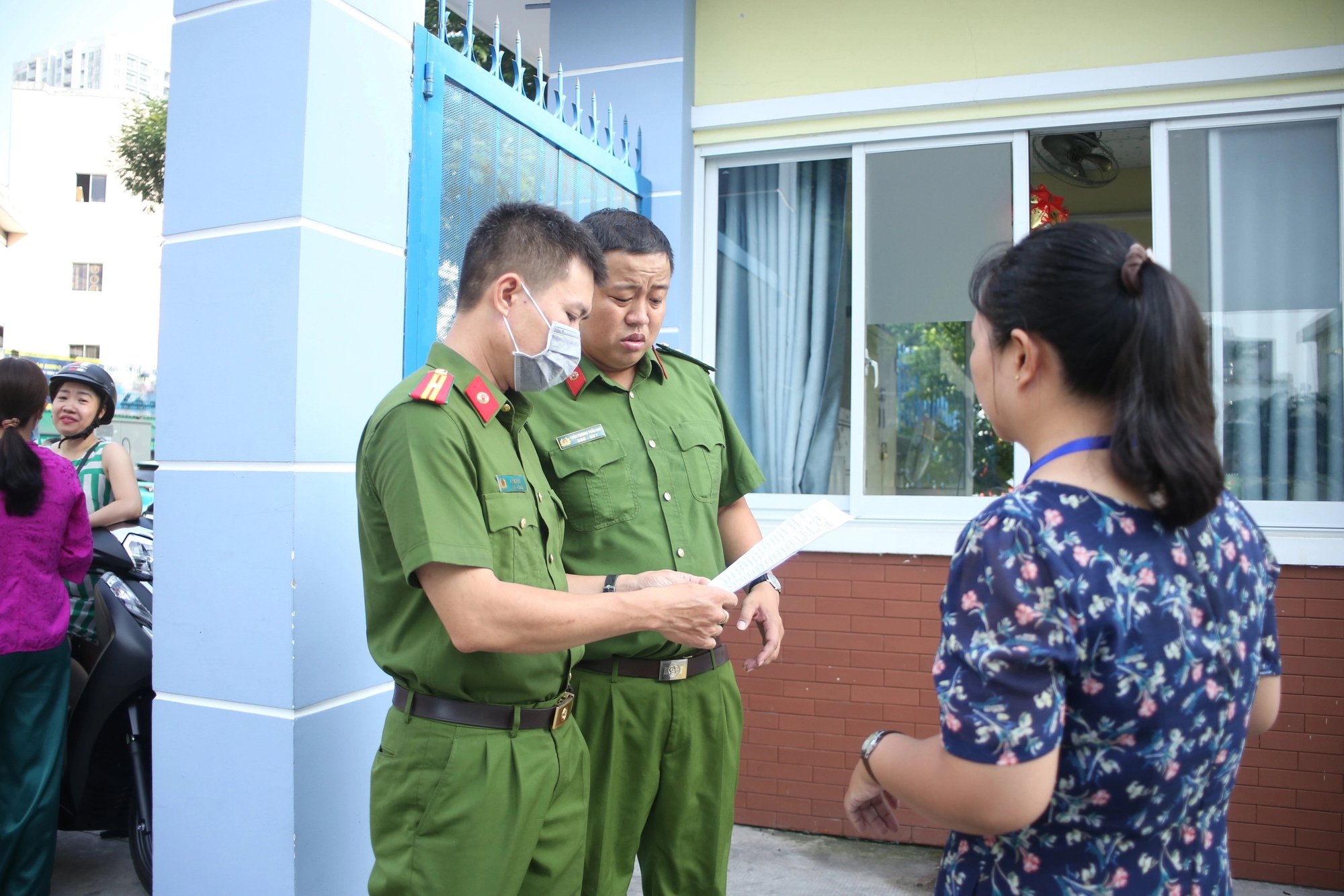 Hình ảnh thi tuyển sinh lớp 10 ở TP.HCM môn đầu tiên: Có trường hợp gặp tai nạn trên đường đi- Ảnh 10.