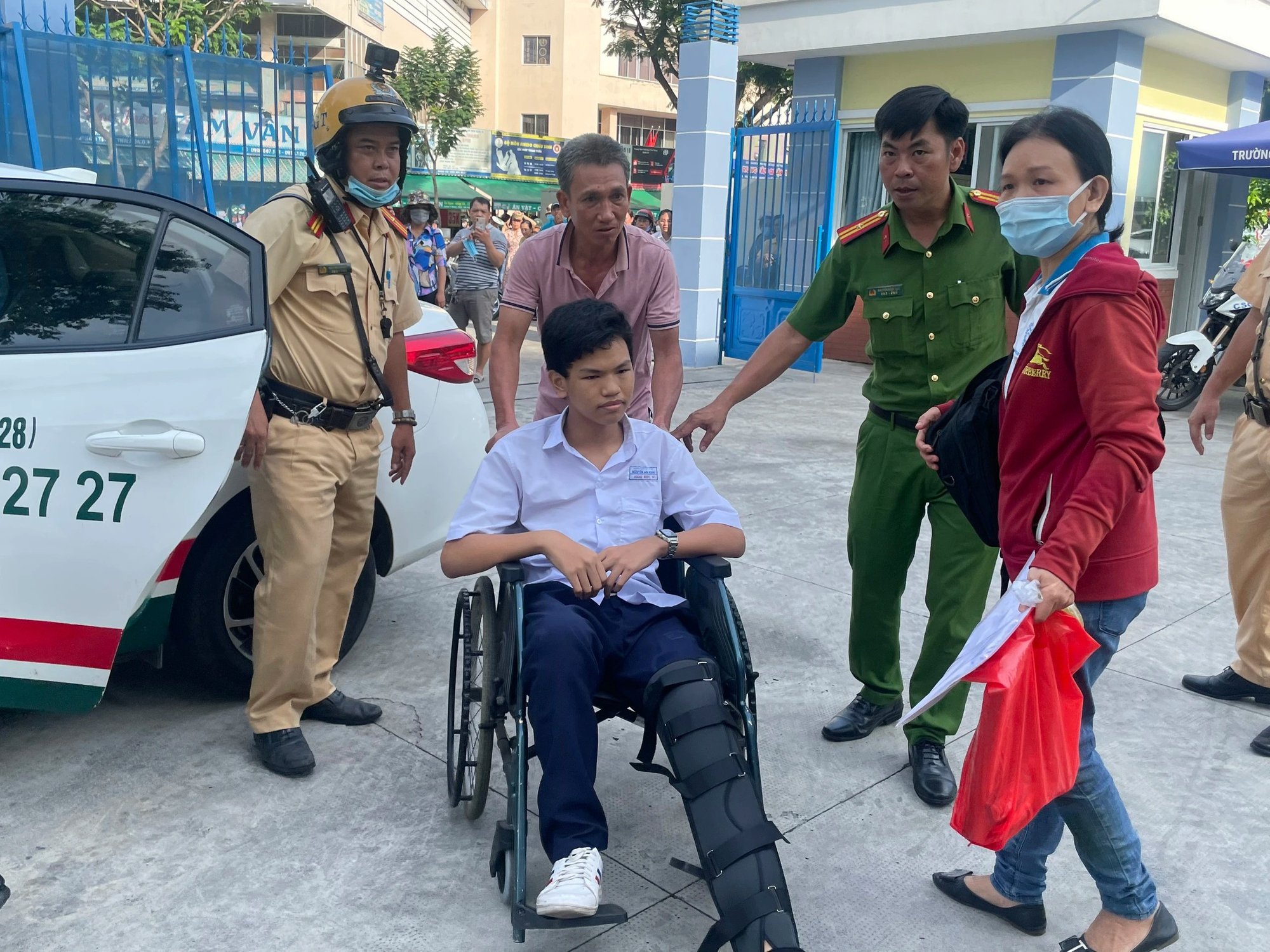 Hình ảnh thi tuyển sinh lớp 10 ở TP.HCM môn đầu tiên: Có trường hợp gặp tai nạn trên đường đi- Ảnh 12.