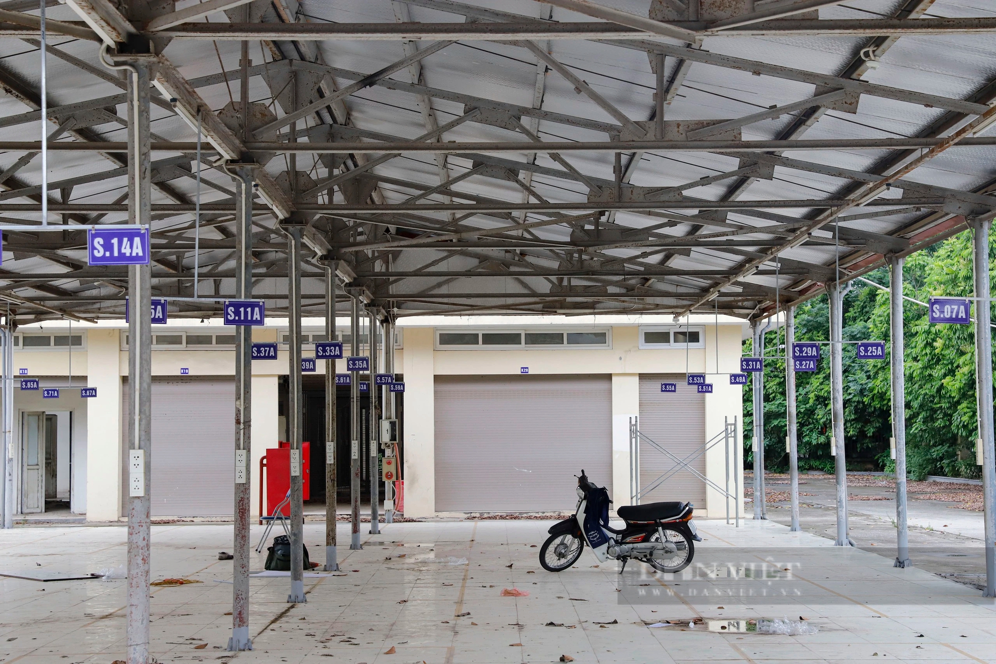 Chợ bỏ hoang ở Hà Nội: Chợ 18 tỷ xây xong "đắp chiếu", tiểu thương chật vật buôn bán sau lớp hàng rào- Ảnh 4.