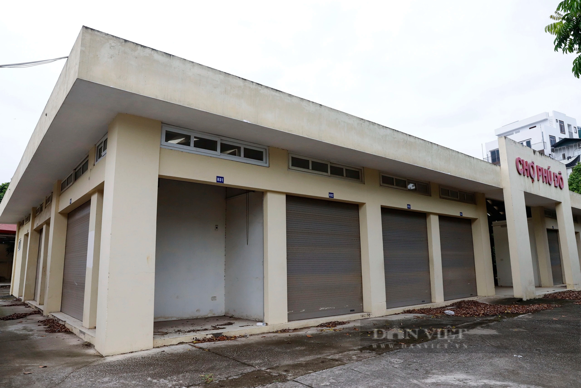 Chợ bỏ hoang ở Hà Nội: Chợ 18 tỷ xây xong "đắp chiếu", tiểu thương chật vật buôn bán sau lớp hàng rào- Ảnh 3.