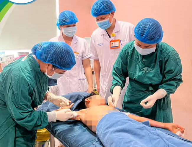 Leo cột điện cao thế bắn chim, bé trai bị điện giật, chấn thương nặng- Ảnh 1.