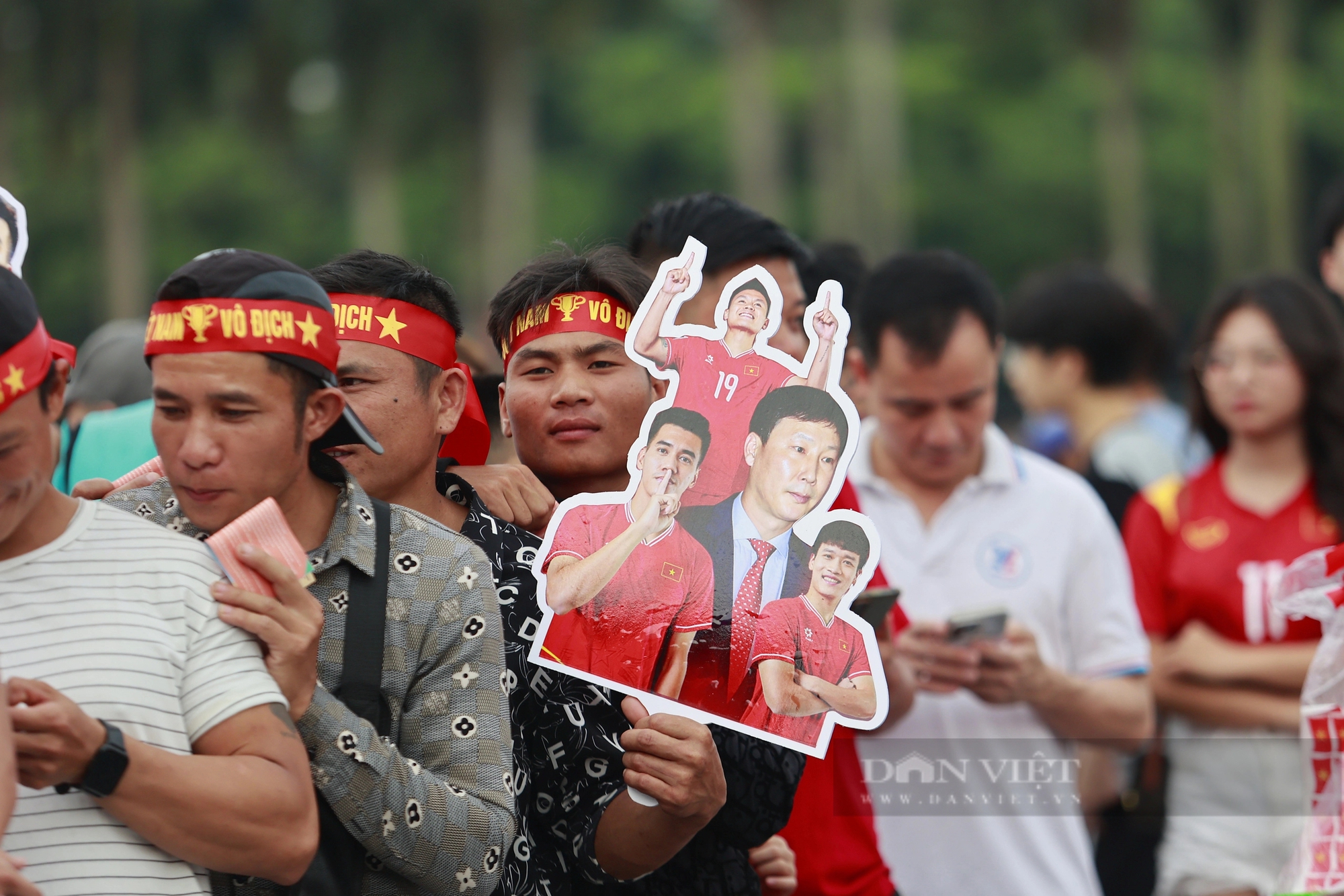 Hàng nghìn CĐV "rồng rắn" xếp hàng chờ xem ĐT Việt Nam đấu ĐT Philippines- Ảnh 5.