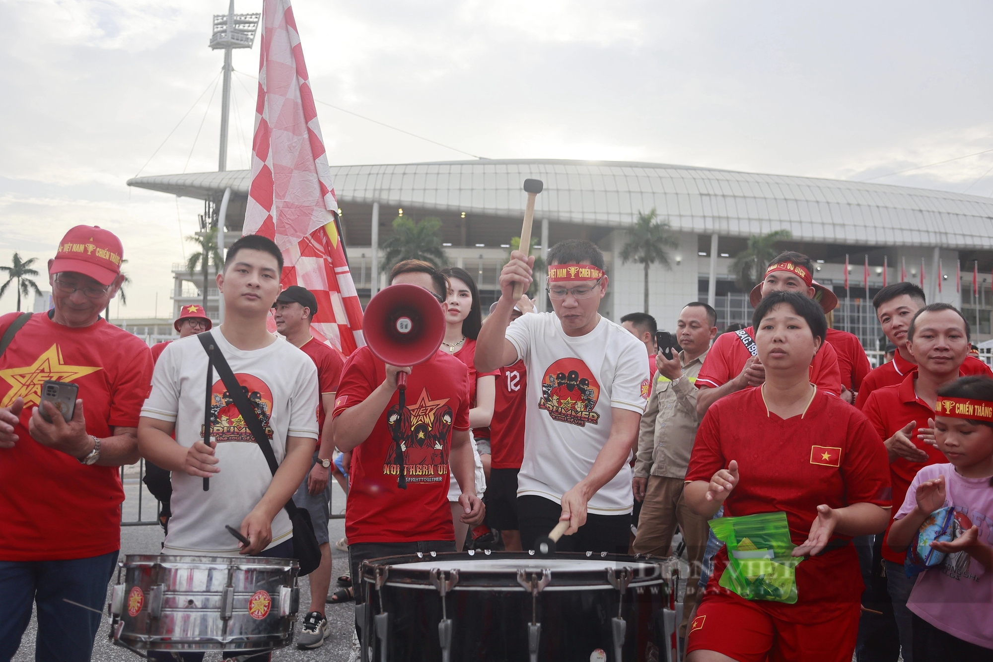 Hàng nghìn CĐV "rồng rắn" xếp hàng chờ xem ĐT Việt Nam đấu ĐT Philippines- Ảnh 7.