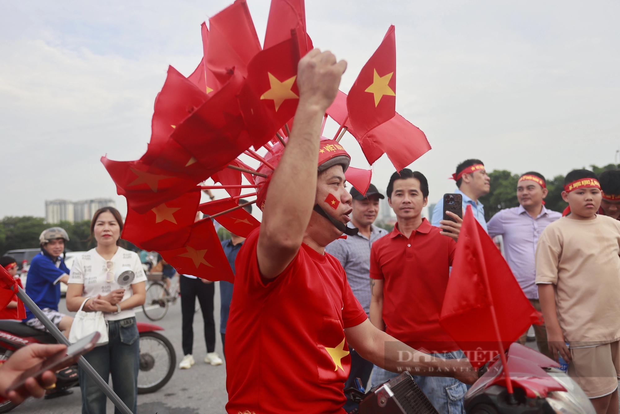 Hàng nghìn CĐV "rồng rắn" xếp hàng chờ xem ĐT Việt Nam đấu ĐT Philippines- Ảnh 8.
