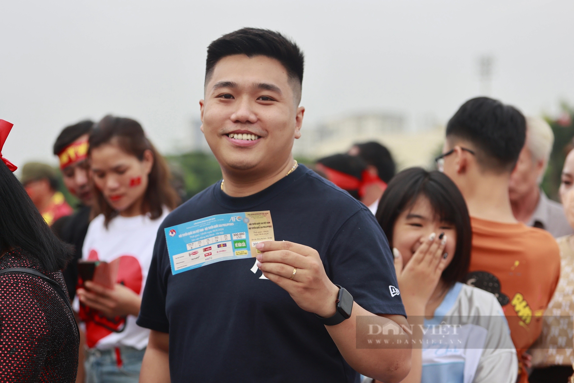 Hàng nghìn CĐV "rồng rắn" xếp hàng chờ xem ĐT Việt Nam đấu ĐT Philippines- Ảnh 10.