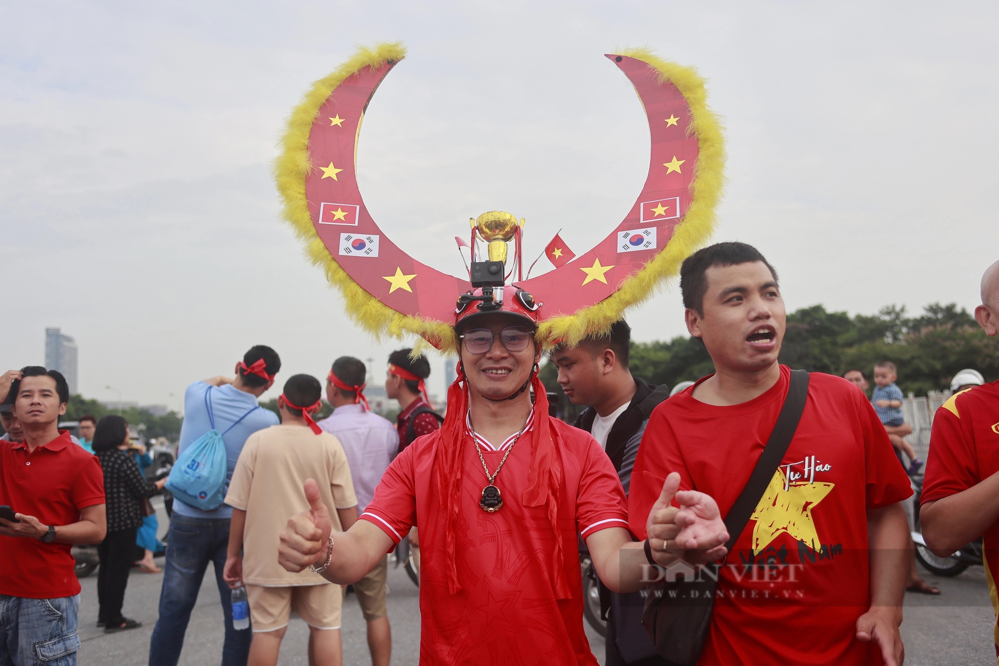 Hàng nghìn CĐV "rồng rắn" xếp hàng chờ xem ĐT Việt Nam đấu ĐT Philippines- Ảnh 12.