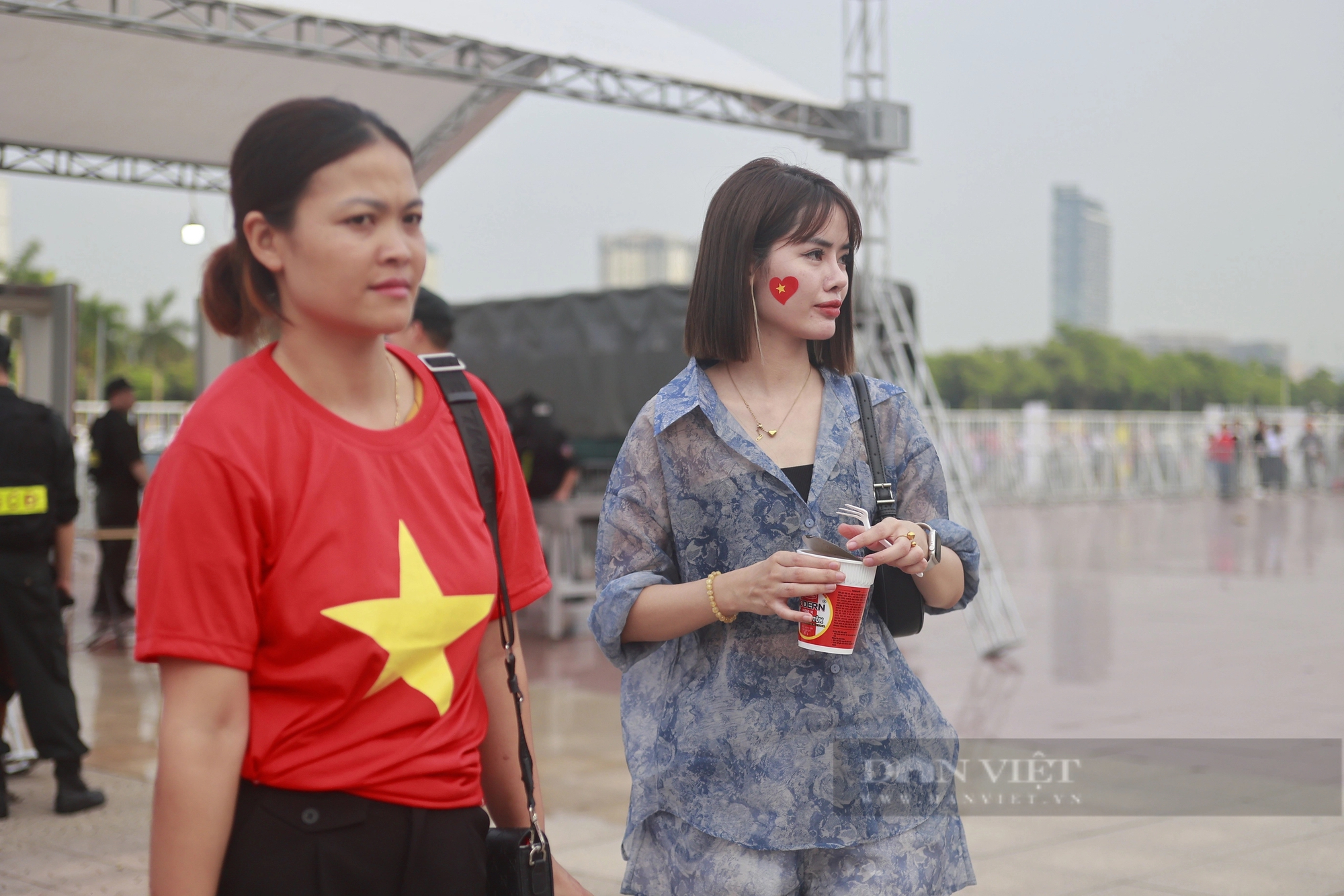 Hàng nghìn CĐV "rồng rắn" xếp hàng chờ xem ĐT Việt Nam đấu ĐT Philippines- Ảnh 14.
