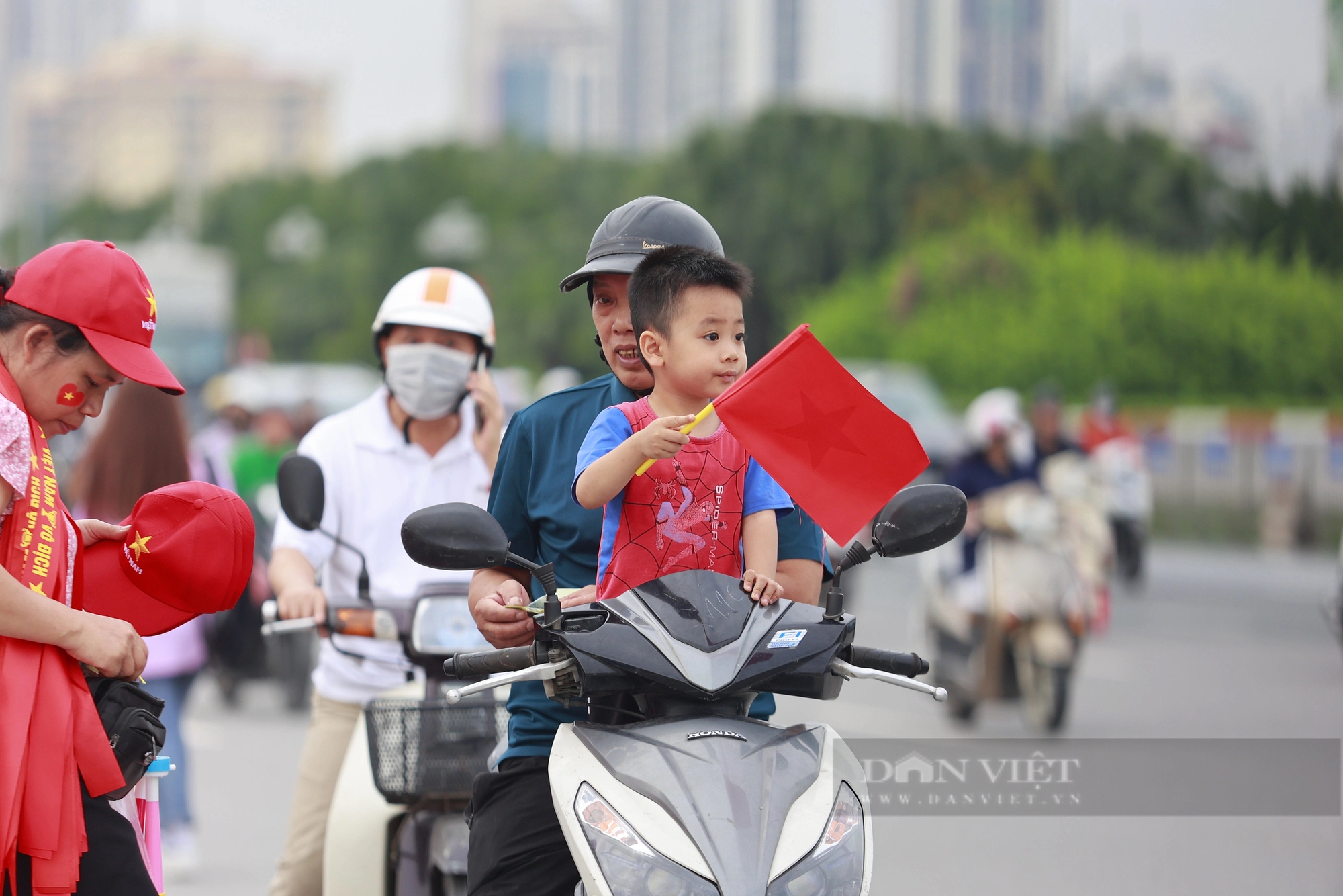 Hàng nghìn CĐV "rồng rắn" xếp hàng chờ xem ĐT Việt Nam đấu ĐT Philippines- Ảnh 16.