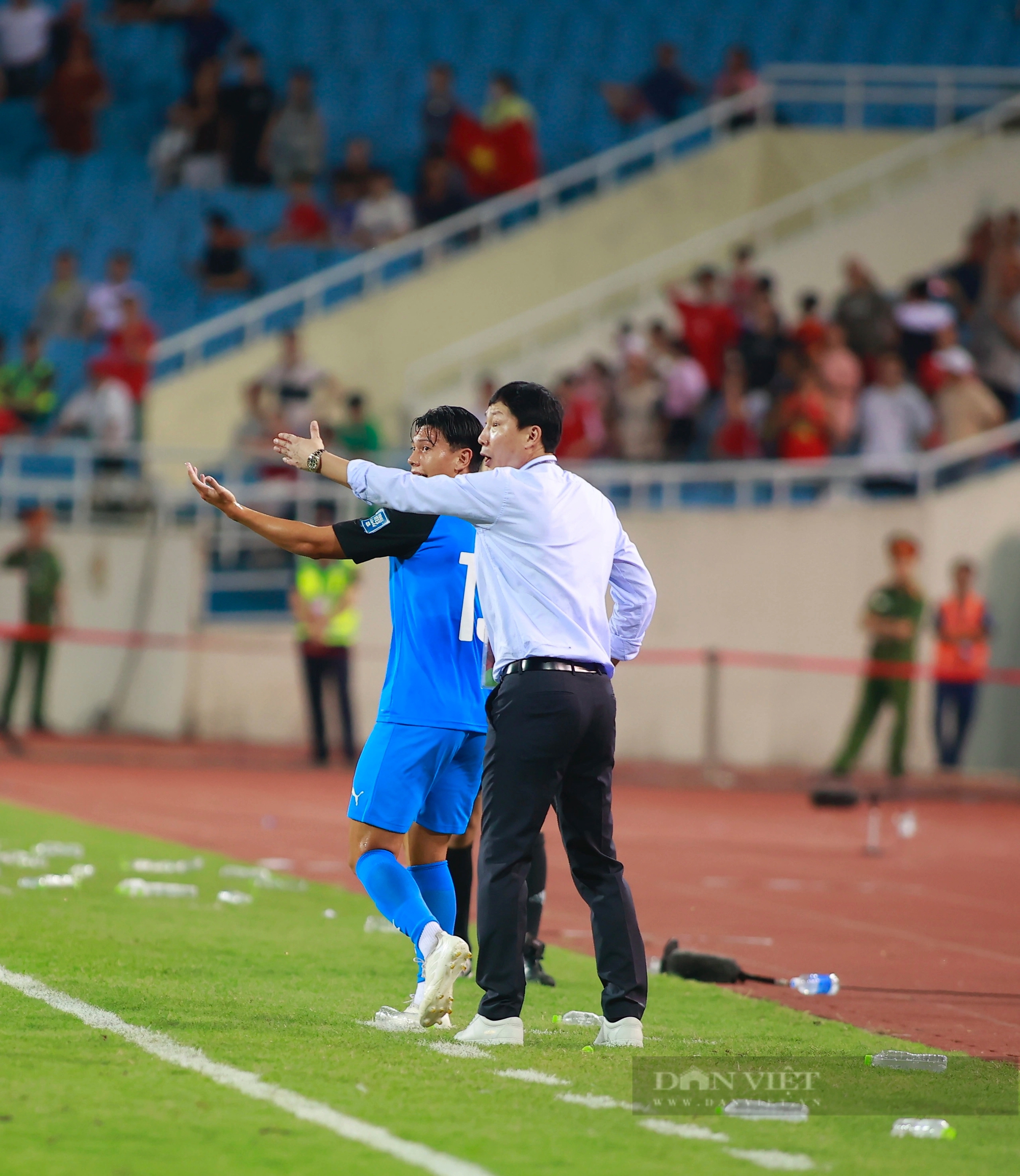 HLV Kim Sang-sik xoa đầu Tiến Linh, vỡ oà cảm xúc- Ảnh 1.