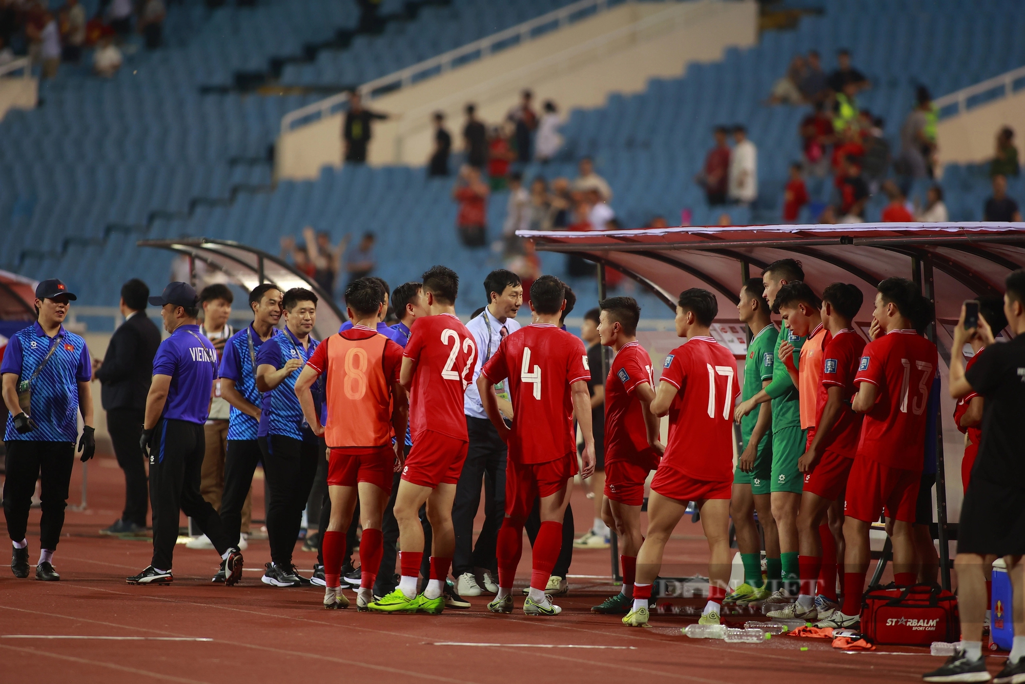 HLV Kim Sang-sik xoa đầu Tiến Linh, vỡ oà cảm xúc- Ảnh 7.