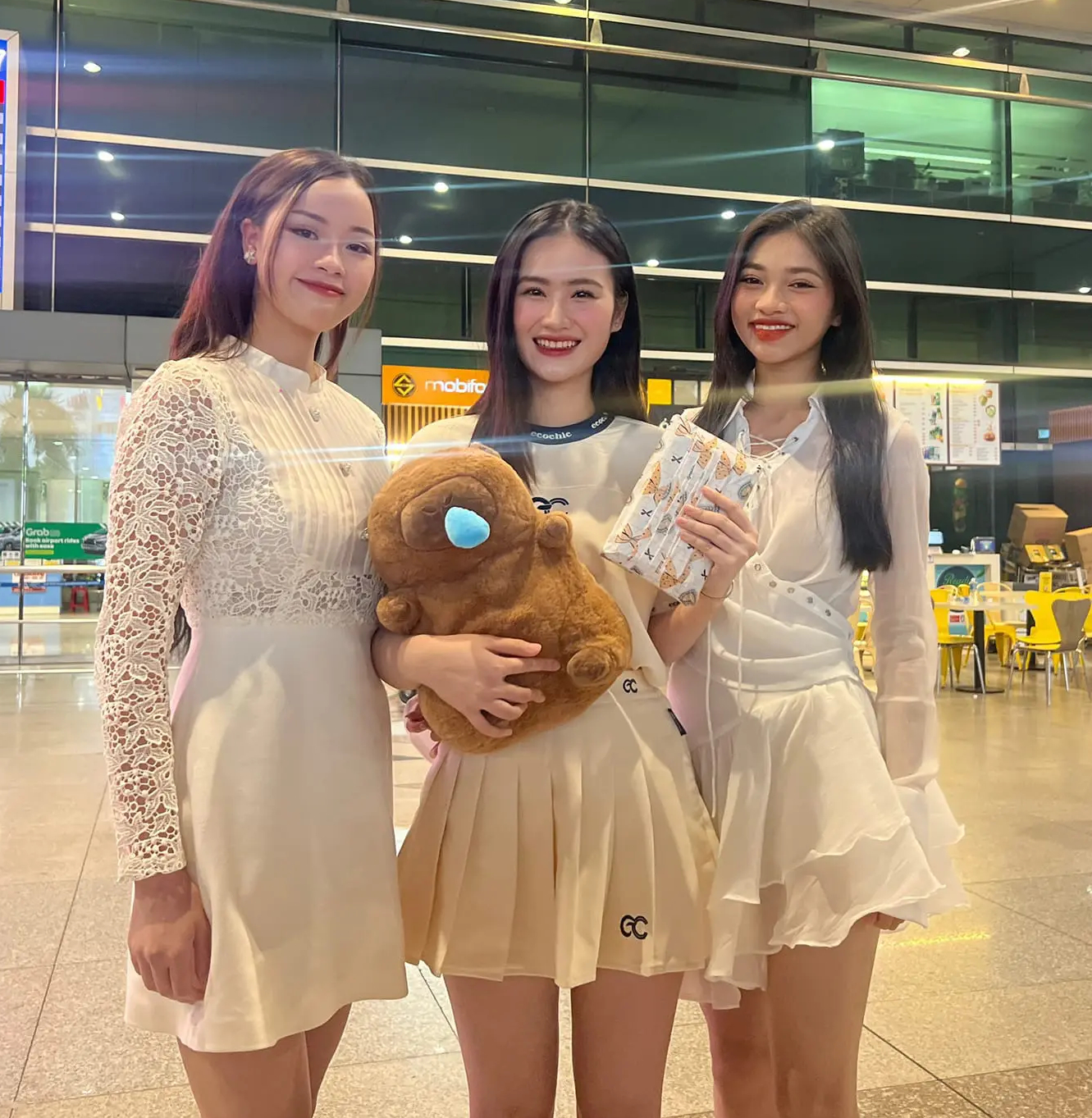 Hoa hậu Ý Nhi xinh đẹp "đọ sắc" với Á hậu Đào Thị Hiền khi vừa về Việt Nam, ai nổi bật hơn?- Ảnh 3.