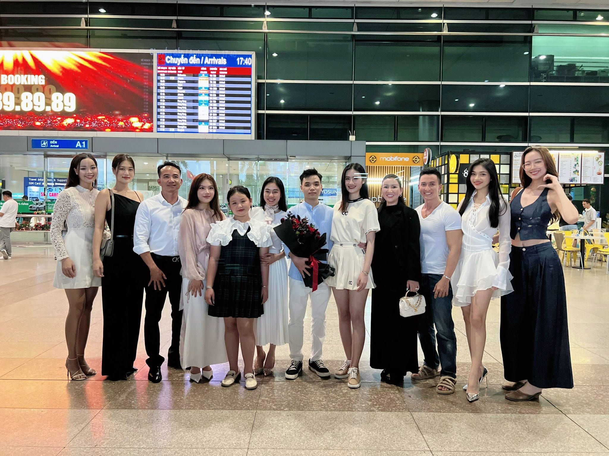 Hoa hậu Ý Nhi xinh đẹp "đọ sắc" với Á hậu Đào Thị Hiền khi vừa về Việt Nam, ai nổi bật hơn?- Ảnh 9.
