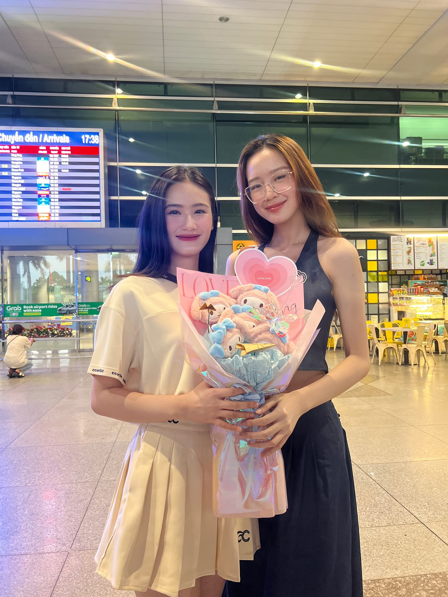 Hoa hậu Ý Nhi xinh đẹp "đọ sắc" với Á hậu Đào Thị Hiền khi vừa về Việt Nam, ai nổi bật hơn?- Ảnh 7.