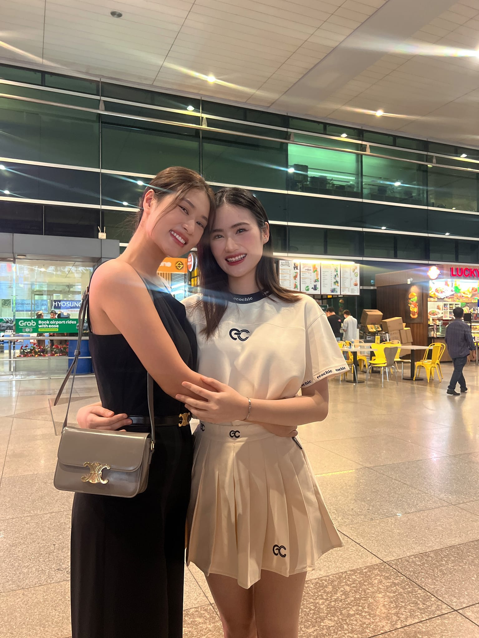 Hoa hậu Ý Nhi xinh đẹp "đọ sắc" với Á hậu Đào Thị Hiền khi vừa về Việt Nam, ai nổi bật hơn?- Ảnh 8.