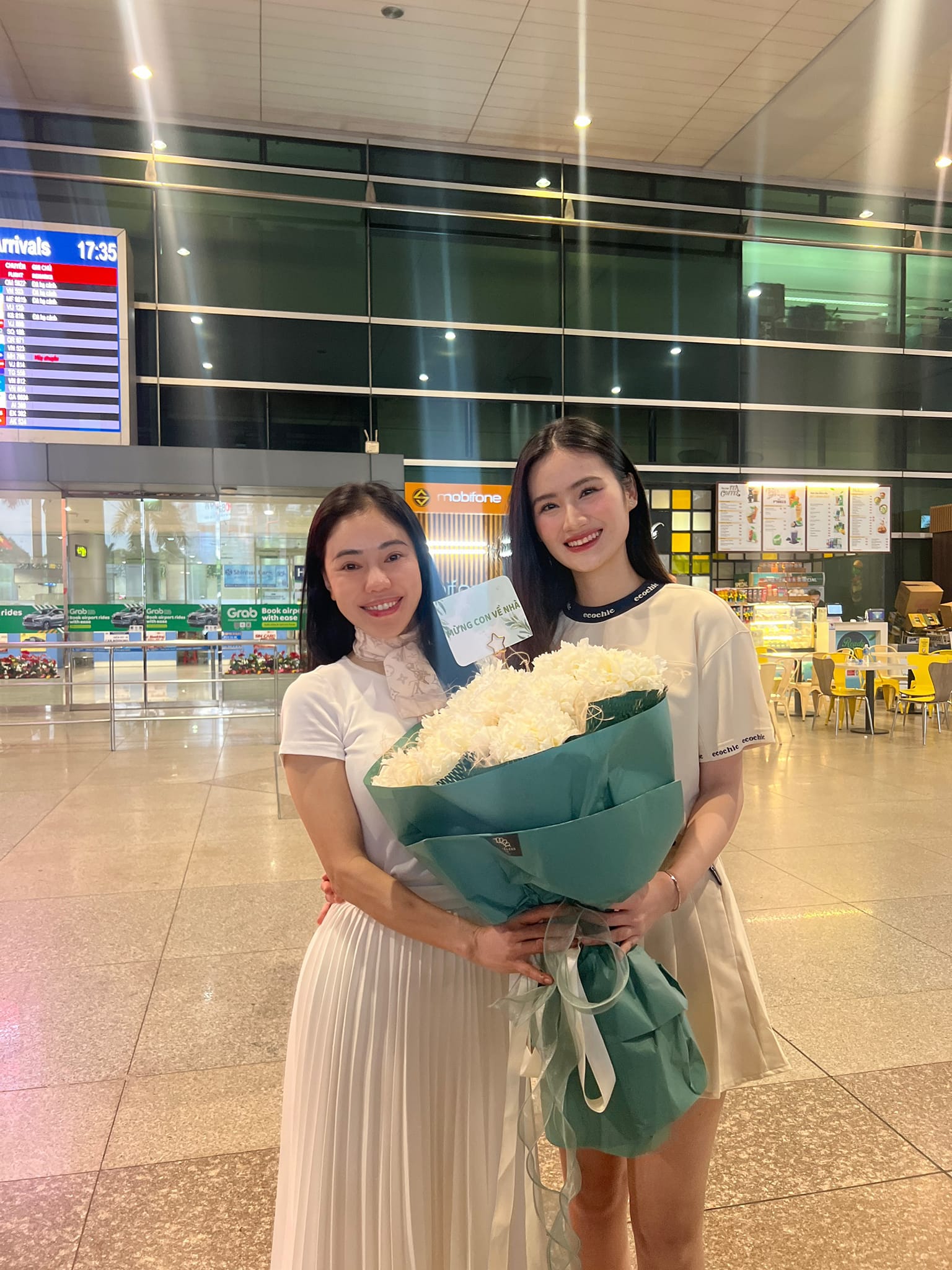 Hoa hậu Ý Nhi xinh đẹp "đọ sắc" với Á hậu Đào Thị Hiền khi vừa về Việt Nam, ai nổi bật hơn?- Ảnh 6.