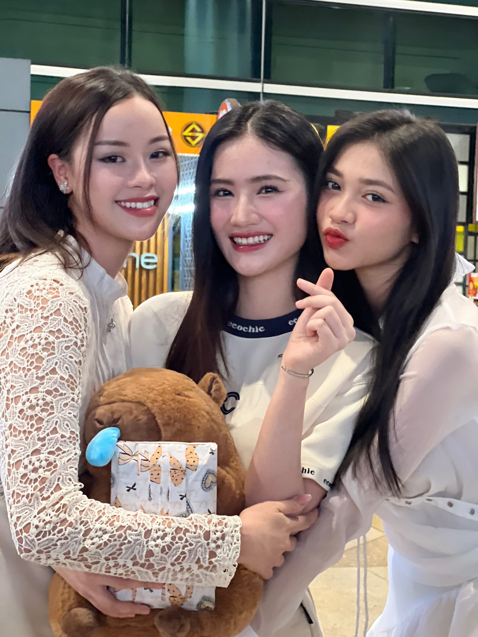 Hoa hậu Ý Nhi xinh đẹp "đọ sắc" với Á hậu Đào Thị Hiền khi vừa về Việt Nam, ai nổi bật hơn?- Ảnh 2.