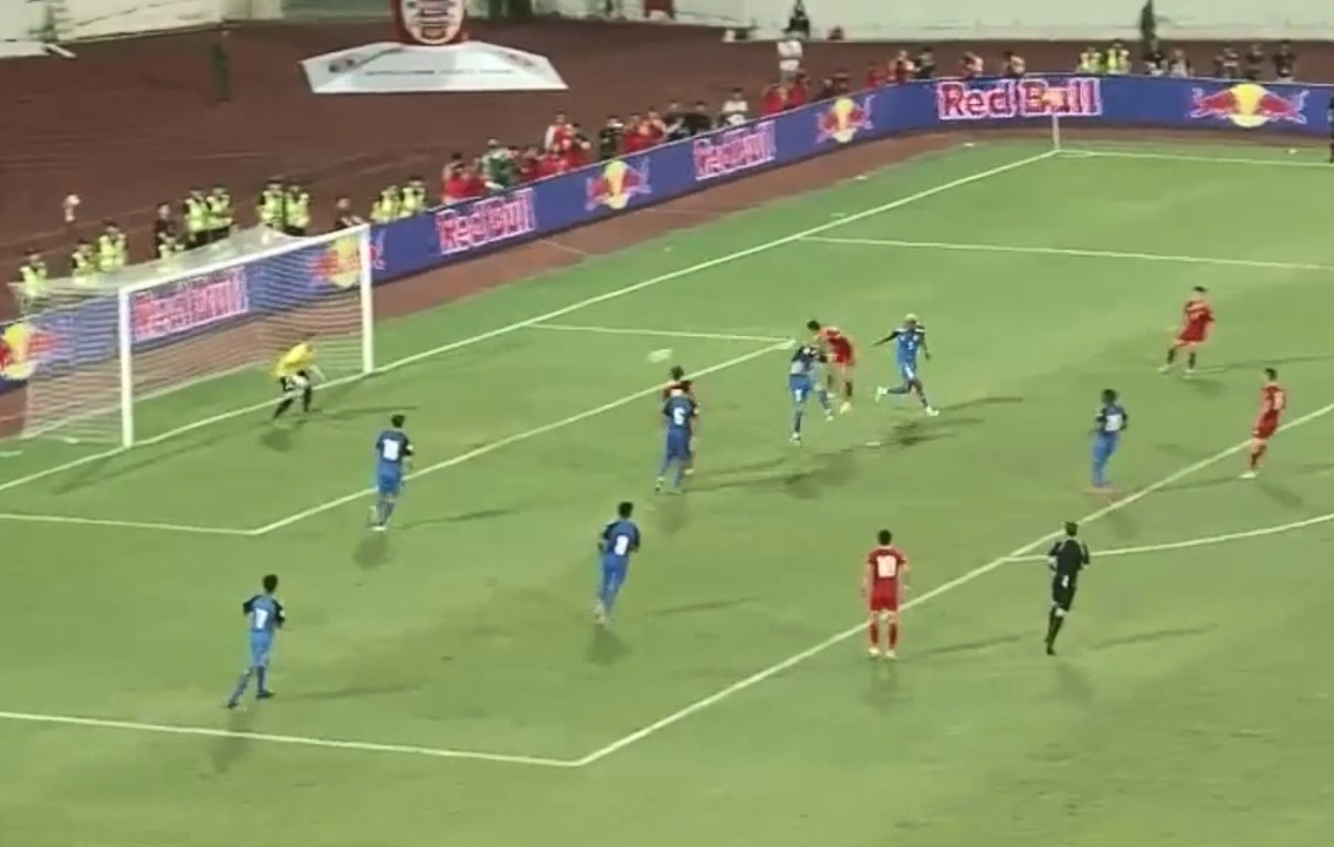 Clip: Tiến Linh lập siêu phẩm, nâng tỷ số lên 2-1 cho ĐT Việt Nam- Ảnh 1.