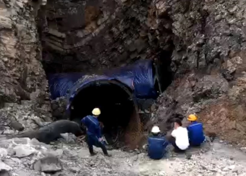 Tìm kiếm công nhân mất tích nhiều ngày, nghi rơi xuống hố sụt lún sâu 10m- Ảnh 1.