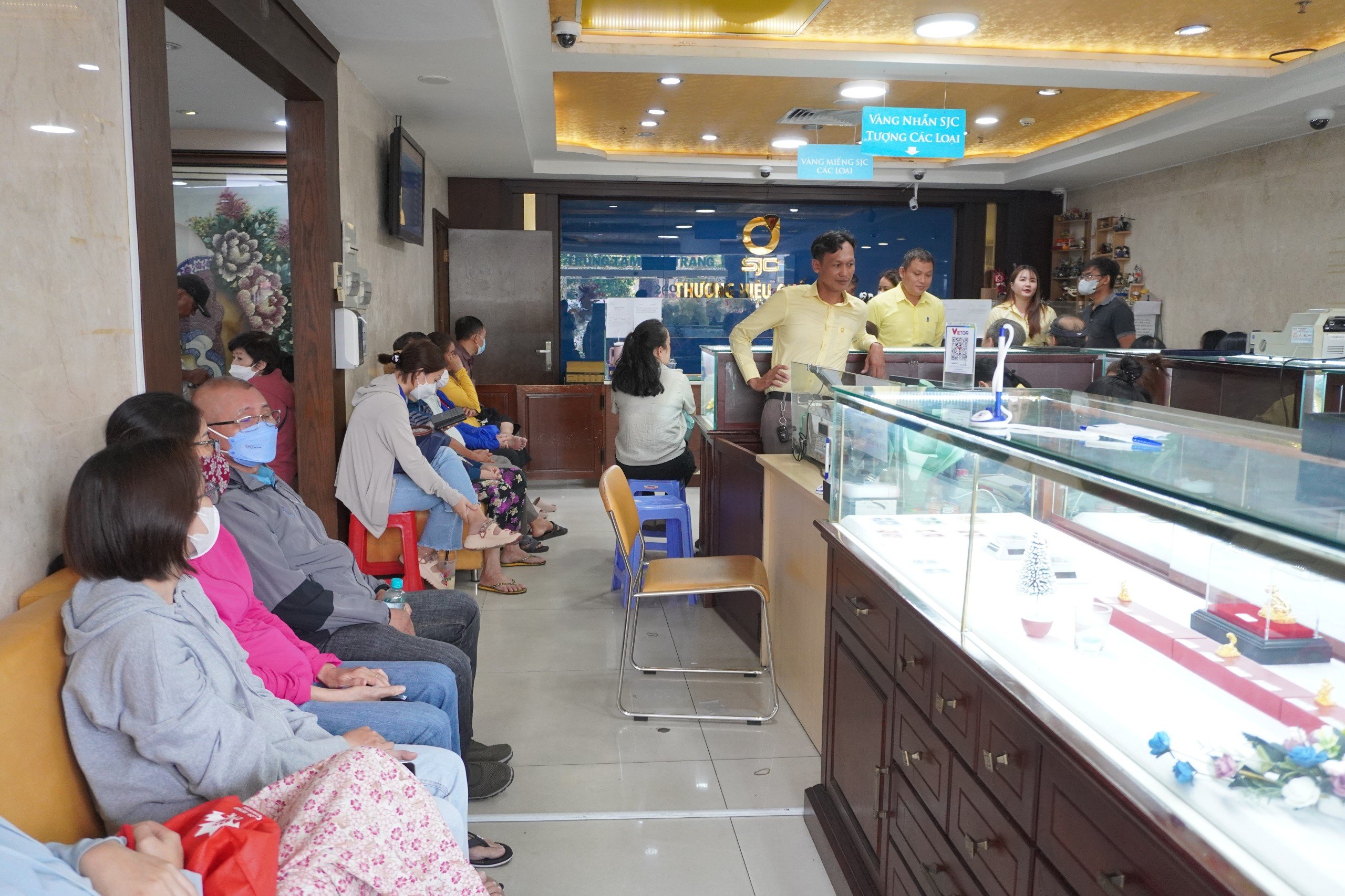 Thực hiện bán vàng giá bình ổn: Giá vàng trong nước đã giảm mạnh, sát với giá vàng thế giới- Ảnh 1.