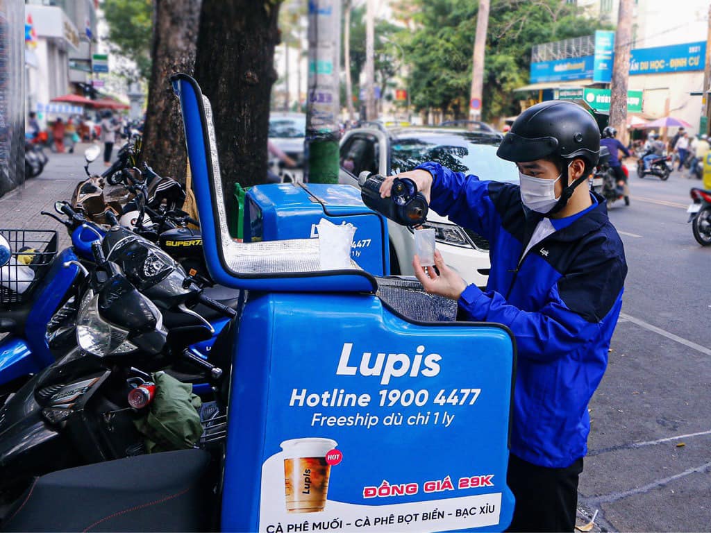 Tháo chạy mặt bằng giá cao, TP.HCM rộ lên đầu tư xe điện bán cà phê, trà sữa lưu động - Ảnh 1.
