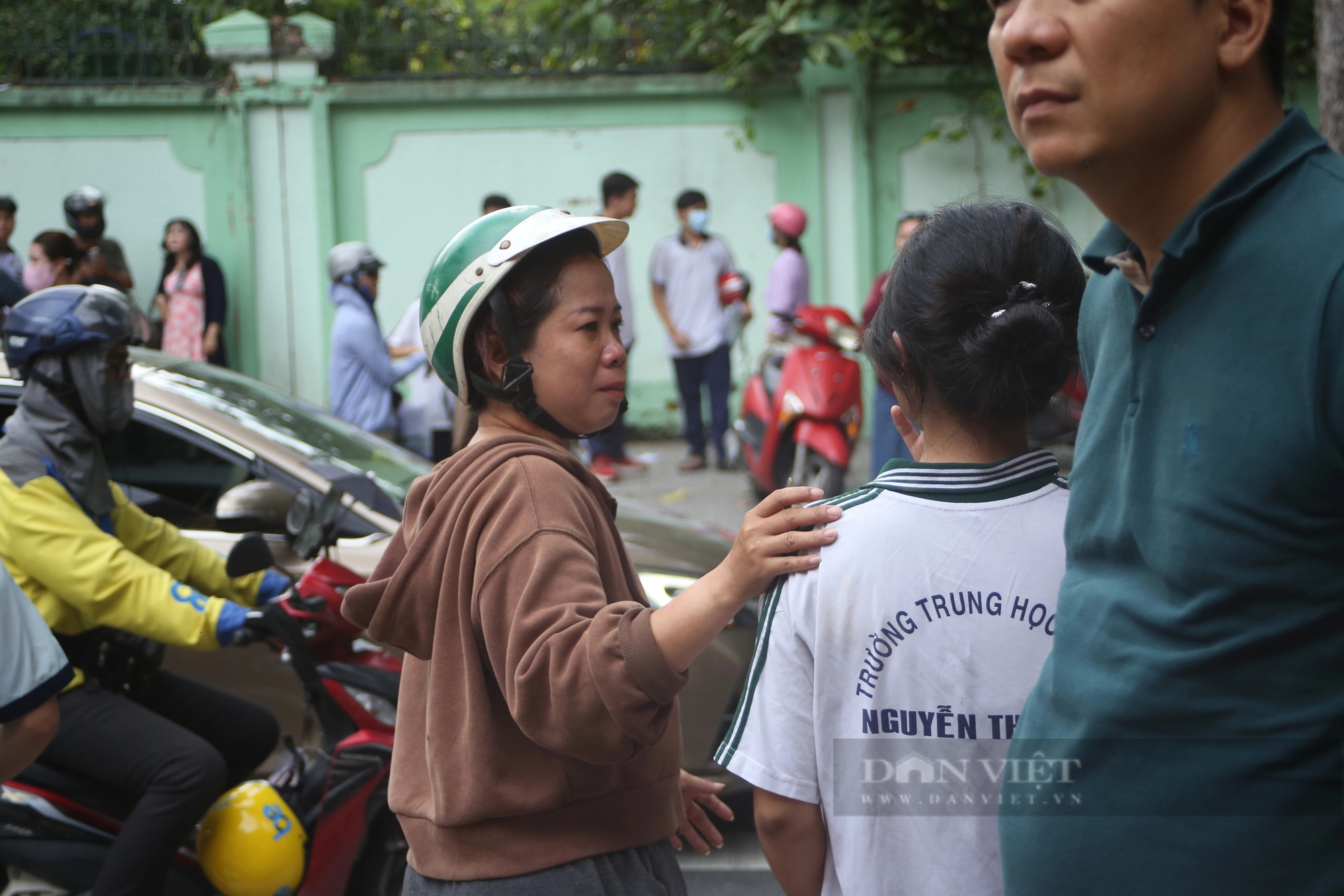 Nhiều thí sinh khóc ngất sau khi kết thúc bài thi môn Toán tại TP.HCM- Ảnh 3.