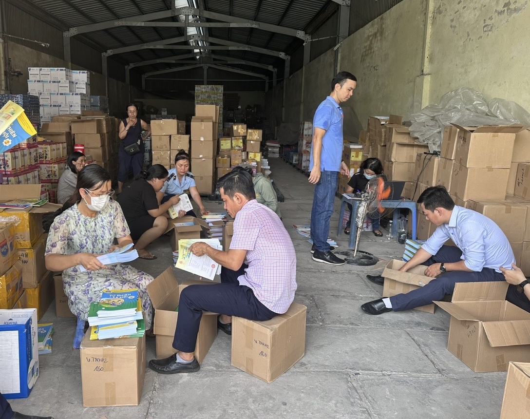 Phát hiện trên 40 nghìn cuốn sách giáo khoa tiểu học bị làm giả- Ảnh 1. Phát hiện trên 40 nghìn cuốn sách giáo khoa tiểu học bị làm giả- Ảnh 1.