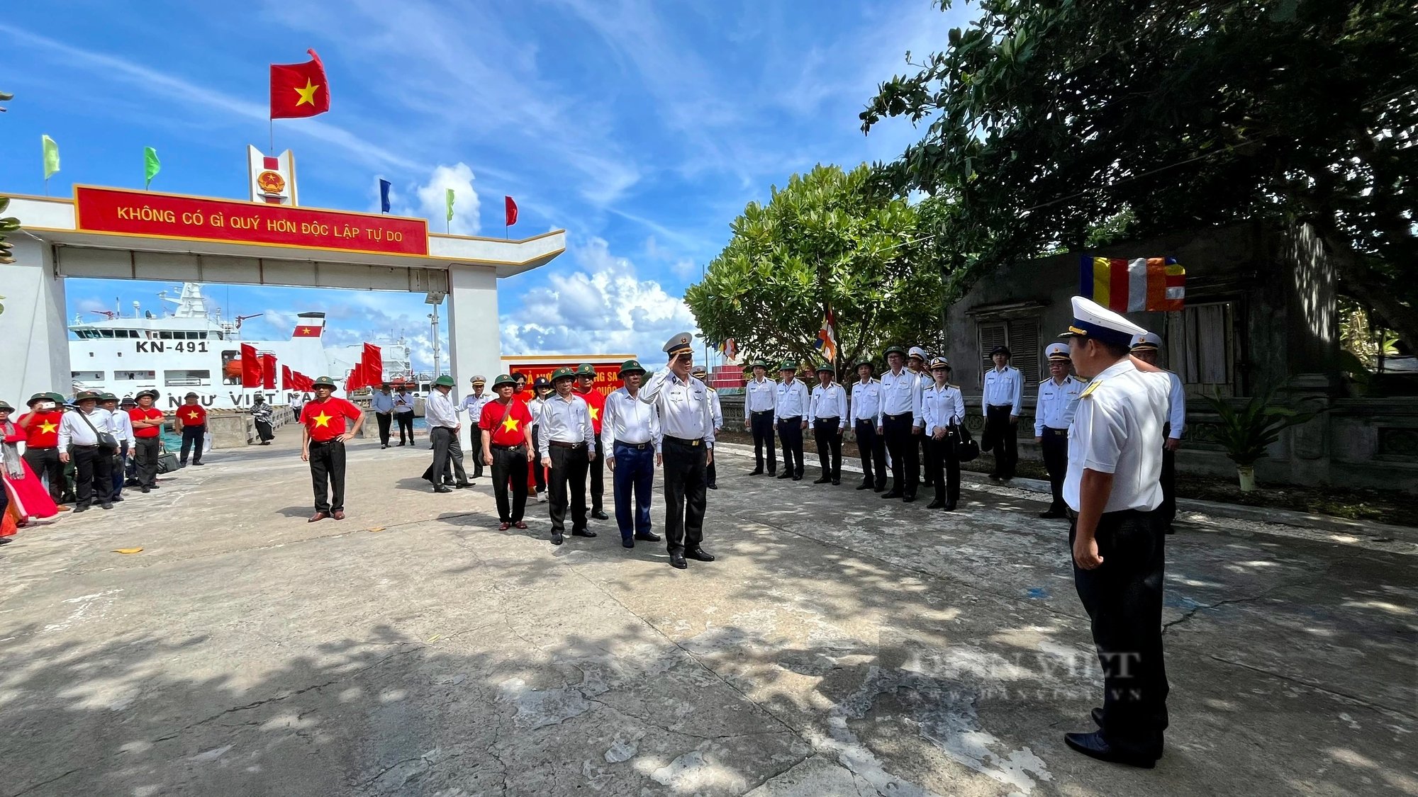 Thiêng liêng lễ diễu binh ở Thị trấn Trường Sa- Ảnh 1.