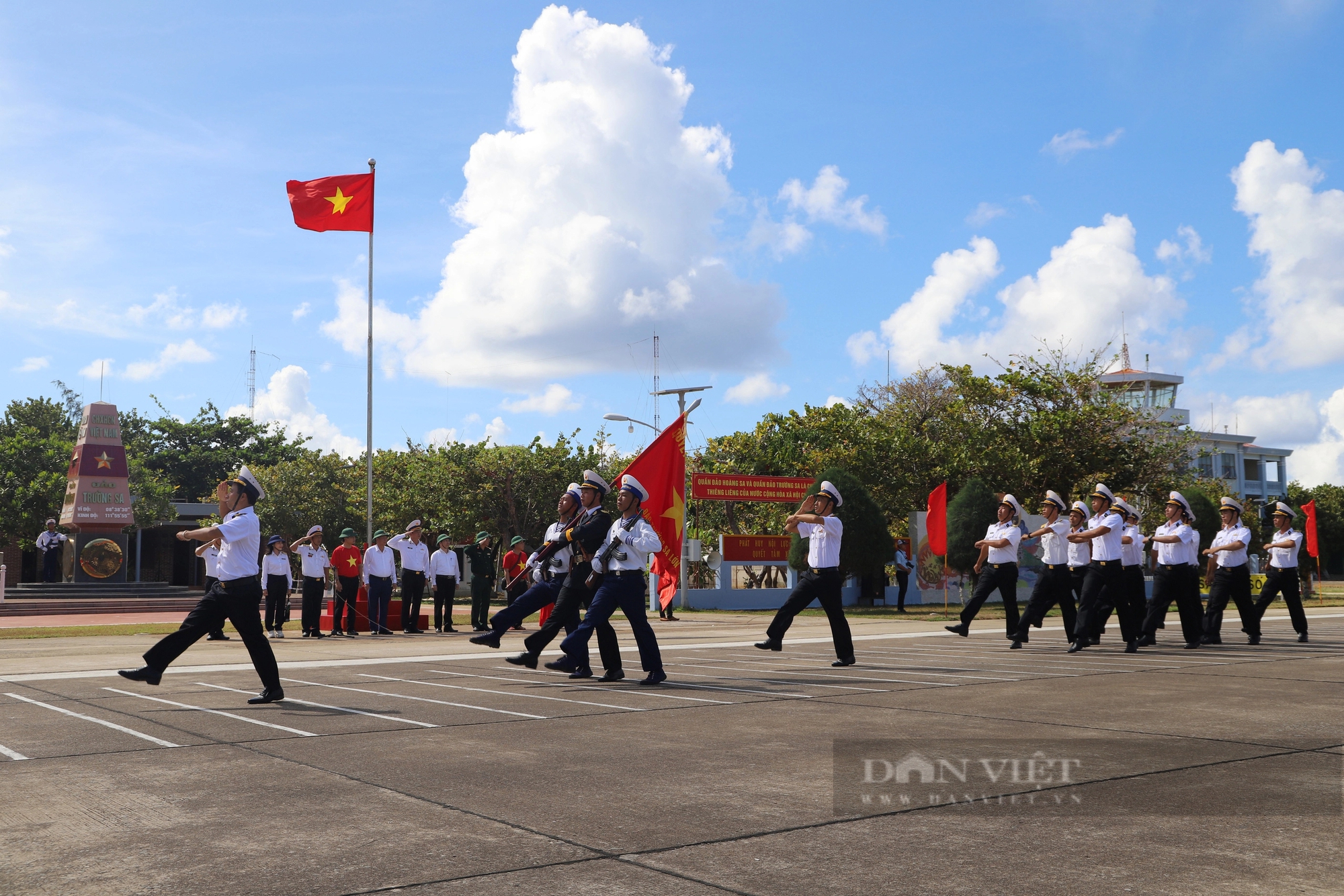 Thiêng liêng lễ diễu binh ở Thị trấn Trường Sa- Ảnh 7.