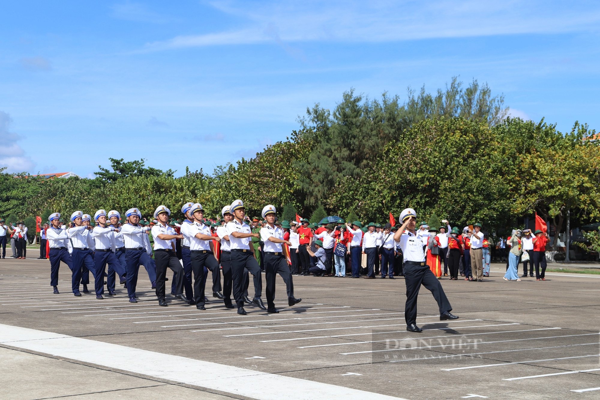 Thiêng liêng lễ diễu binh ở Thị trấn Trường Sa- Ảnh 11.