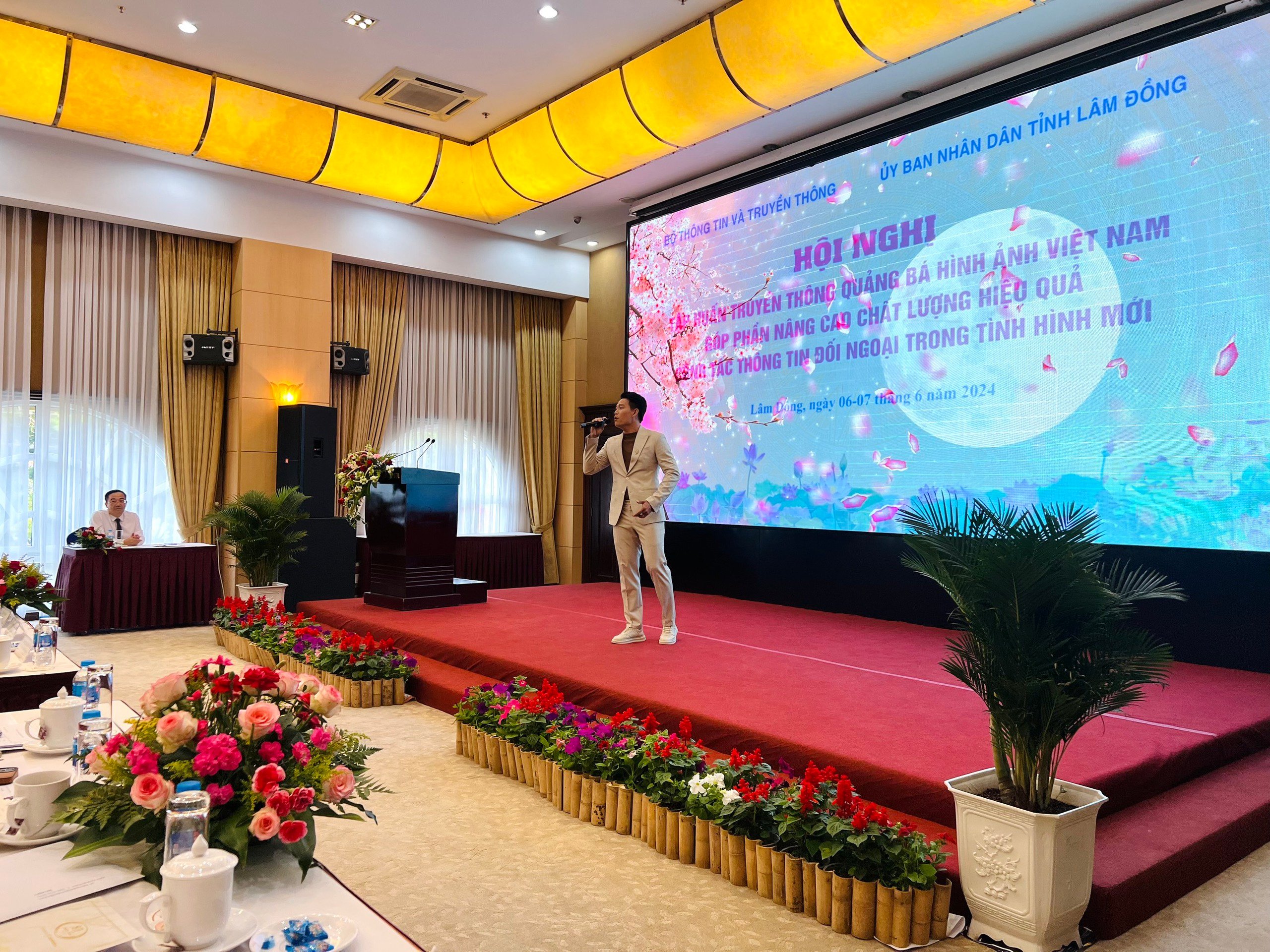 Ca sĩ Quách Beem: "Tôi nung nấu ý tưởng vẽ bức tranh Việt Nam bằng 63 bài hát khi mới vào nghề"- Ảnh 1.