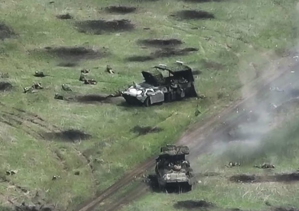 Trận chiến thiết giáp Nga-Mỹ khốc liệt ở Ukraine: M2 Bradley đấu với BTR-82A, kết quả bất ngờ - Ảnh 3.