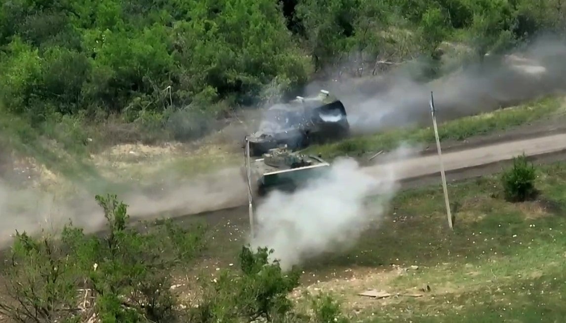 Trận chiến thiết giáp Nga-Mỹ khốc liệt ở Ukraine: M2 Bradley đấu với BTR-82A, kết quả bất ngờ - Ảnh 2.